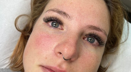 Aura.brows_lashes image 3