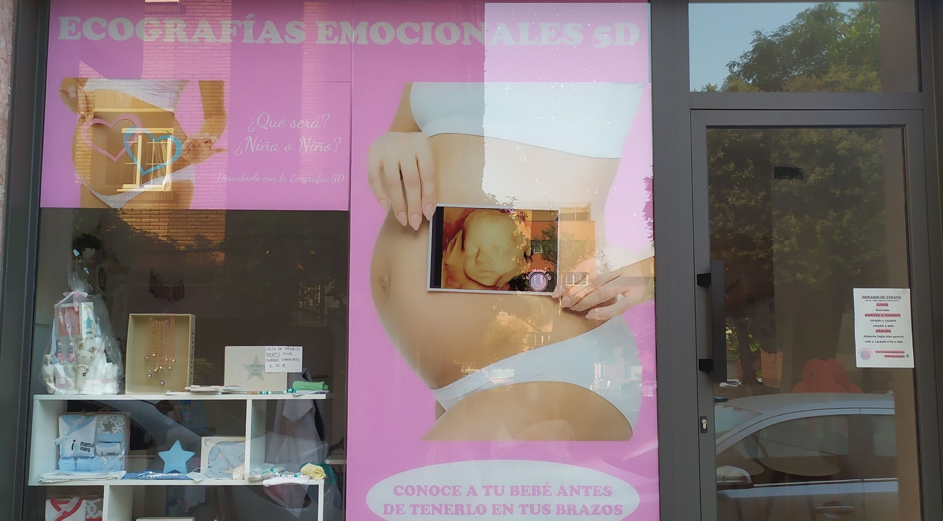 Fachada de EcoMami 5D en Gavà, Catalunya, ES, destacando ecografías emocionales en un vibrante cartel rosa.