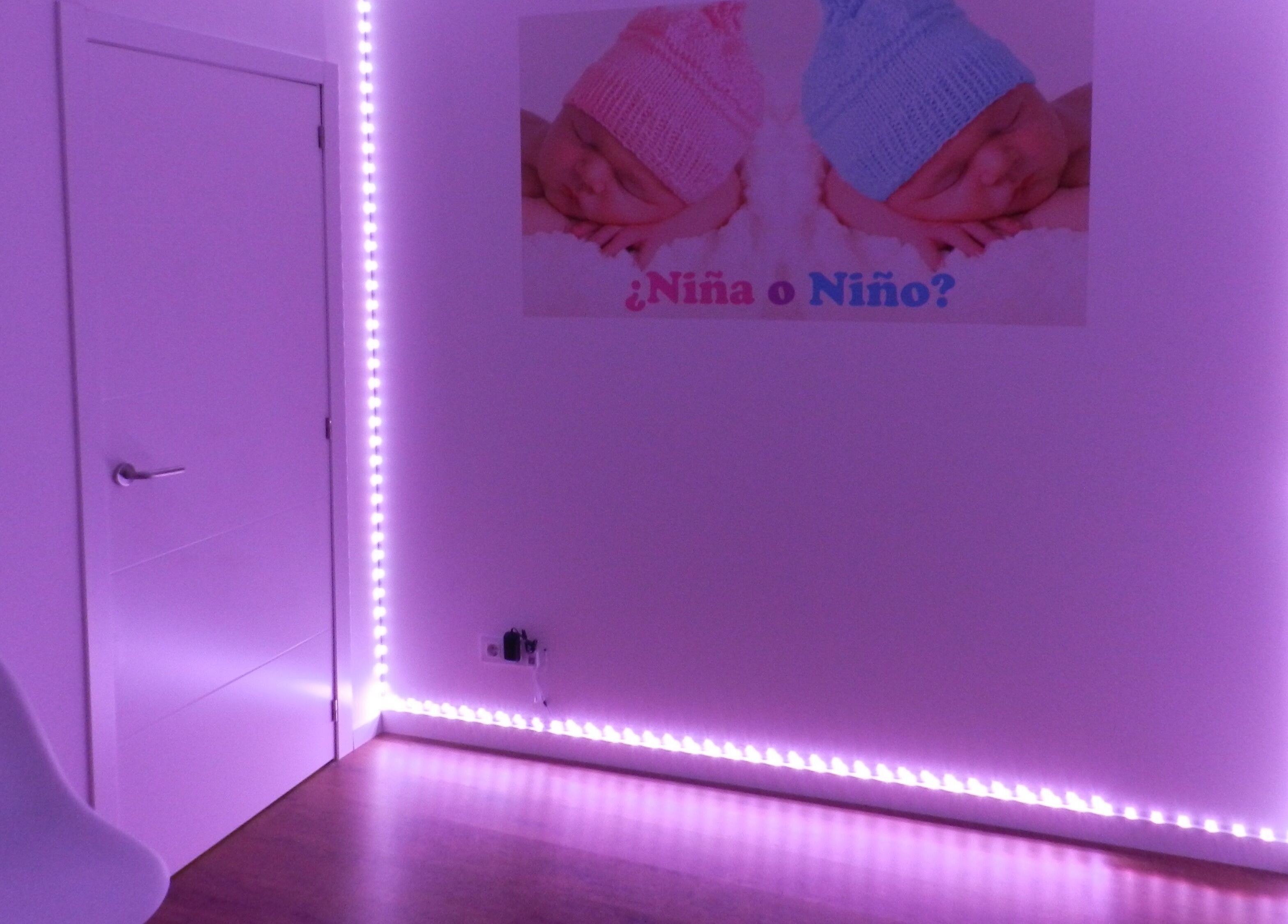 Sala con iluminación violeta en EcoMami 5D, Gavà, Catalunya, ES, ideal para relajación y bienestar.