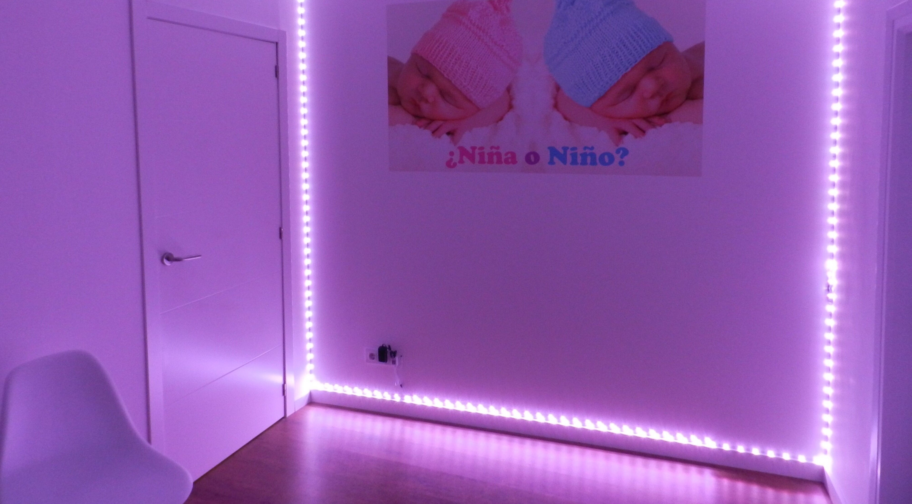 Sala con iluminación violeta en EcoMami 5D, Gavà, Catalunya, ES, ideal para relajación y bienestar.