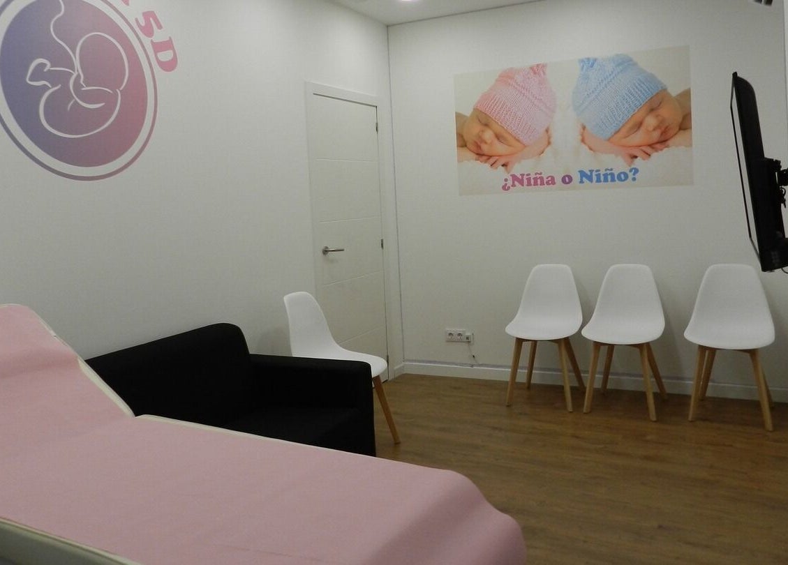 Sala de ecografías en EcoMami 5D, Gavà, Catalunya, ES; diseño moderno y acogedor para futuras madres.
