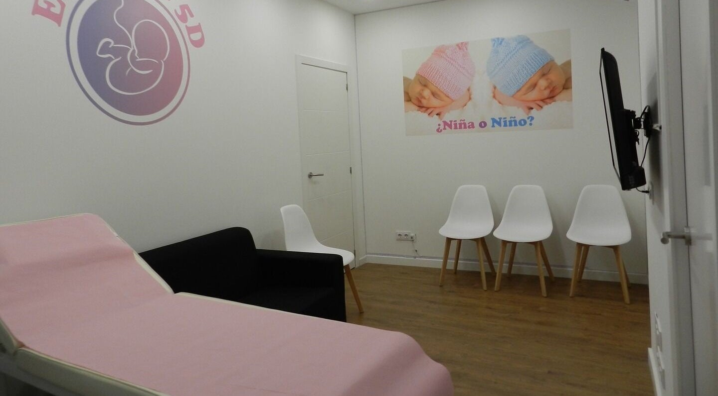 Sala de ecografías en EcoMami 5D, Gavà, Catalunya, ES; diseño moderno y acogedor para futuras madres.