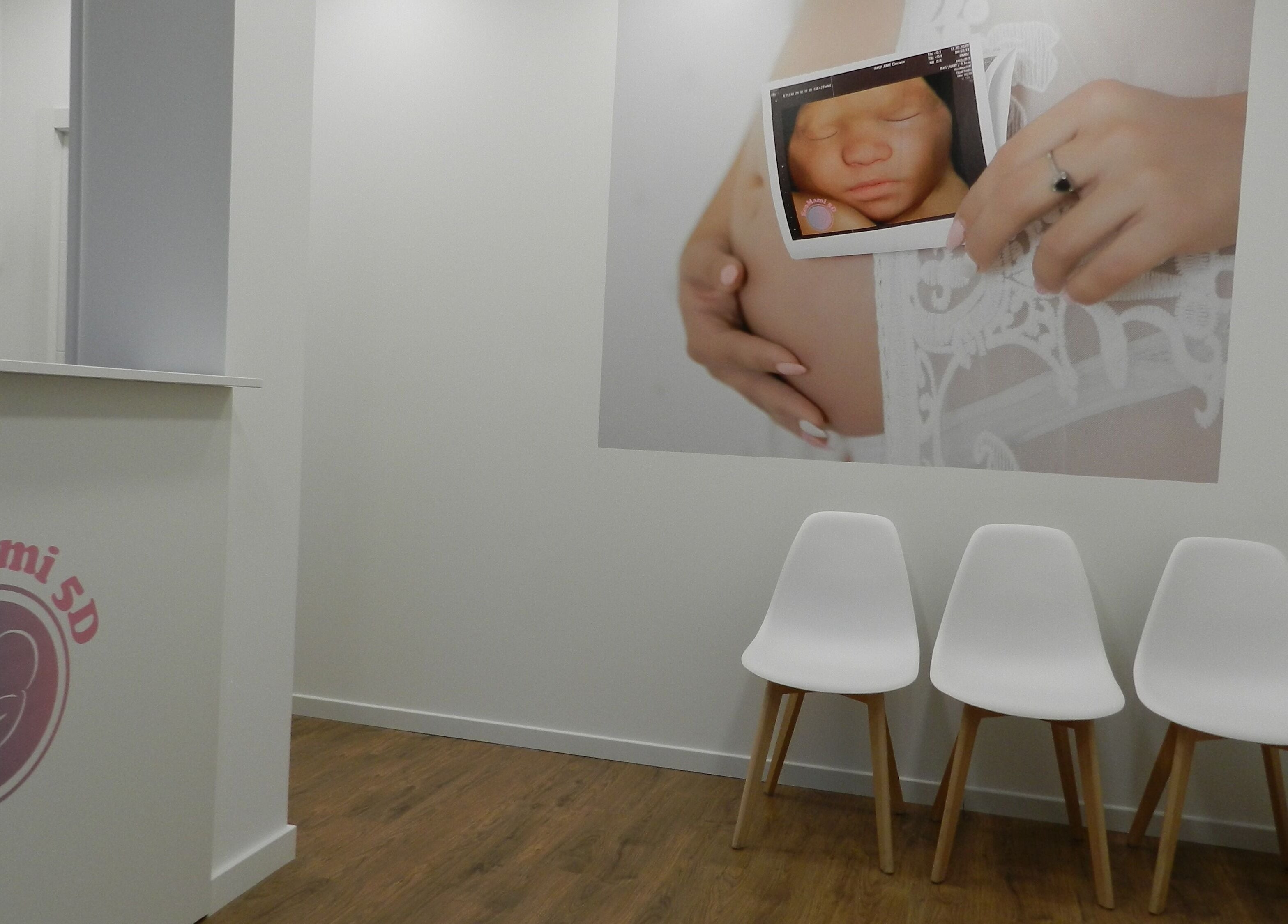 Recepción acogedora de EcoMami 5D en Gavà, Catalunya, ES con decoración cálida y moderna.