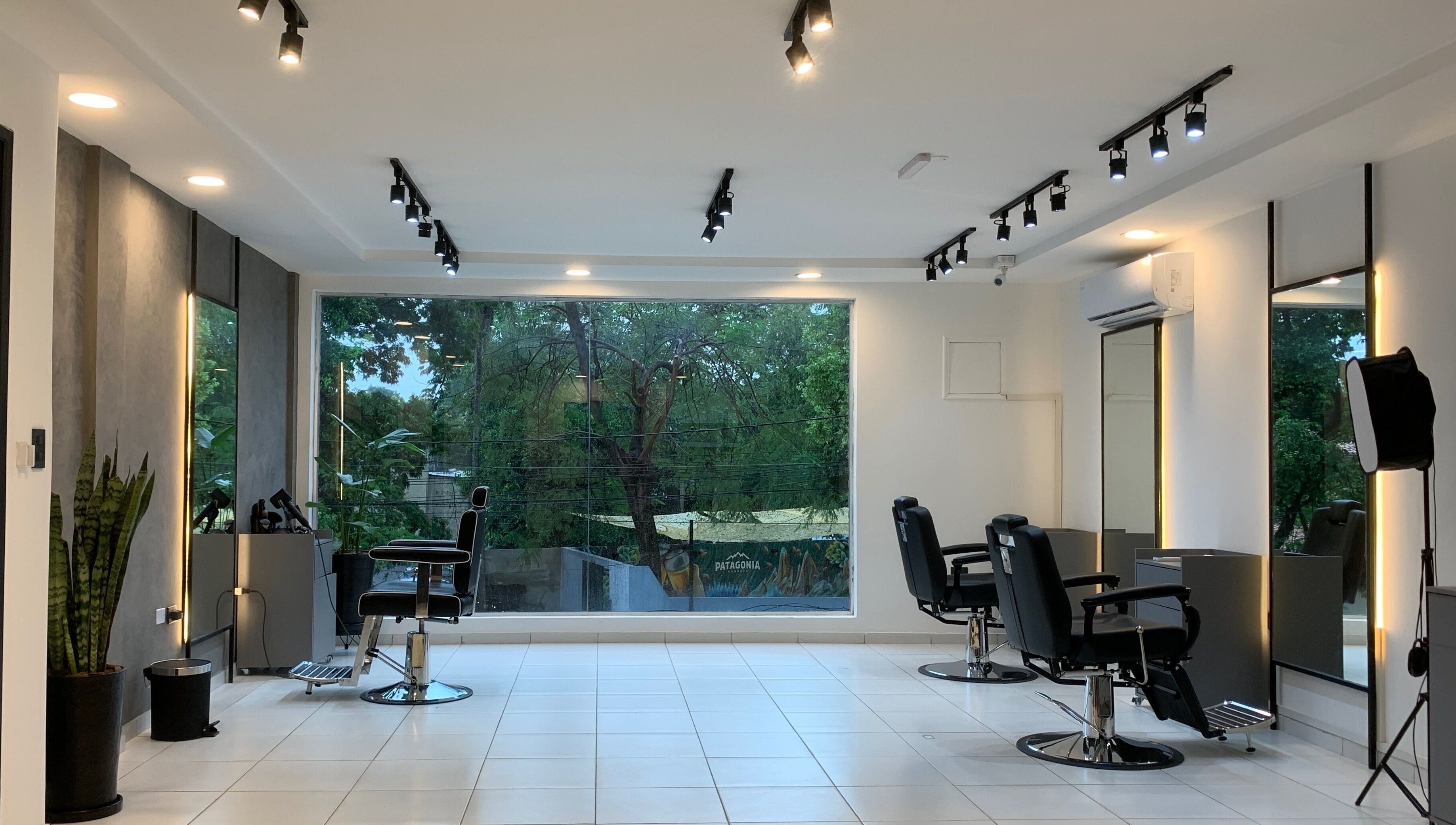 Moderno interior de Luca Salone en Asunción, Asunción, PY, con sillas negras y ventanales al exterior.