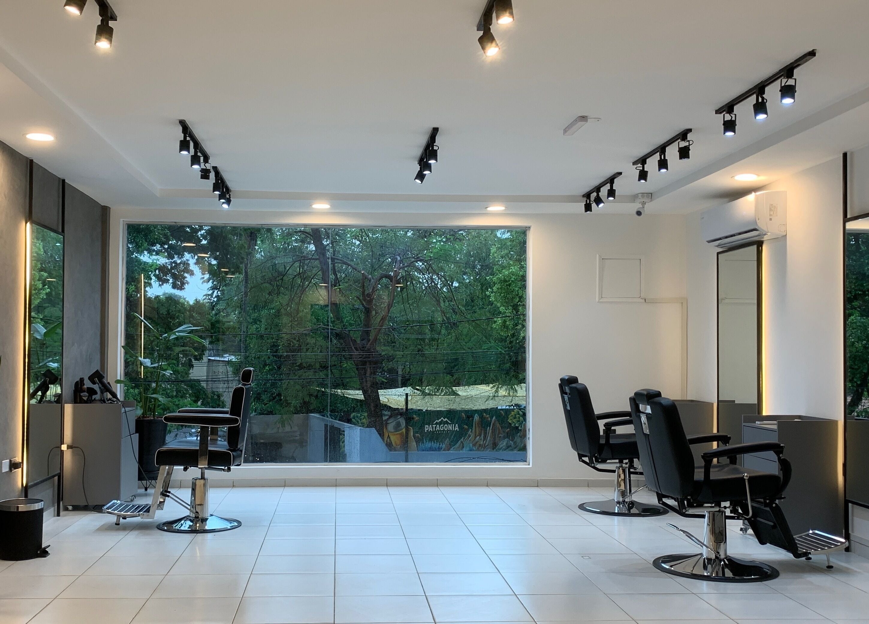 Moderno interior de Luca Salone en Asunción, Asunción, PY, con sillas negras y ventanales al exterior.