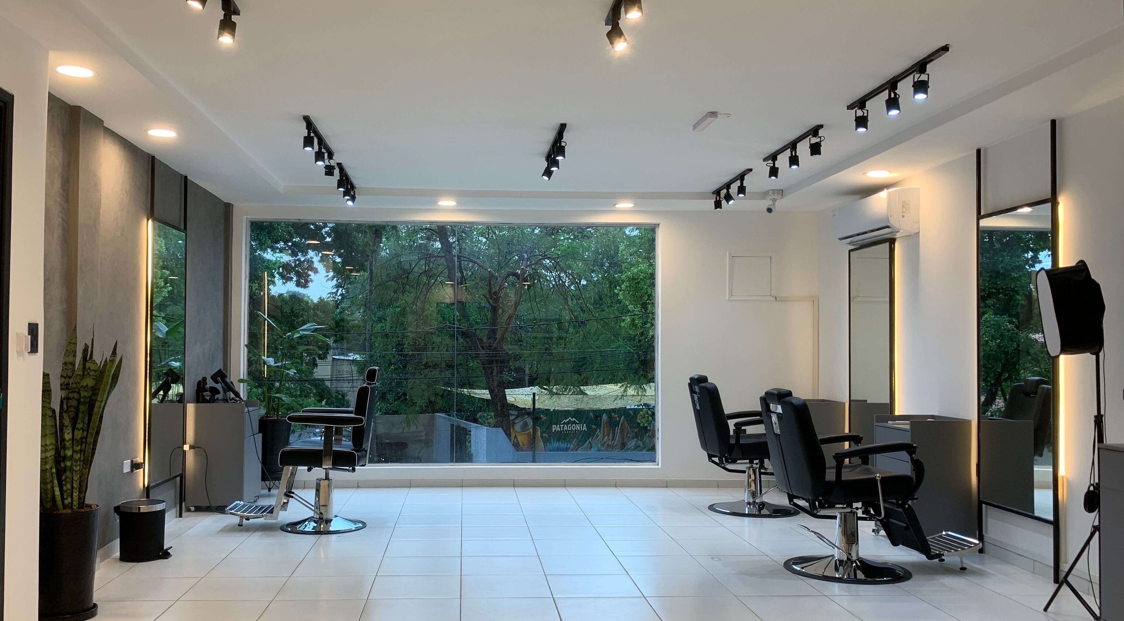 Moderno interior de Luca Salone en Asunción, Asunción, PY, con sillas negras y ventanales al exterior.