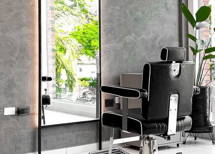 Moderno salón en Luca Salone, Asunción, Asunción, PY, con elegantes sillas negras y paredes grises.