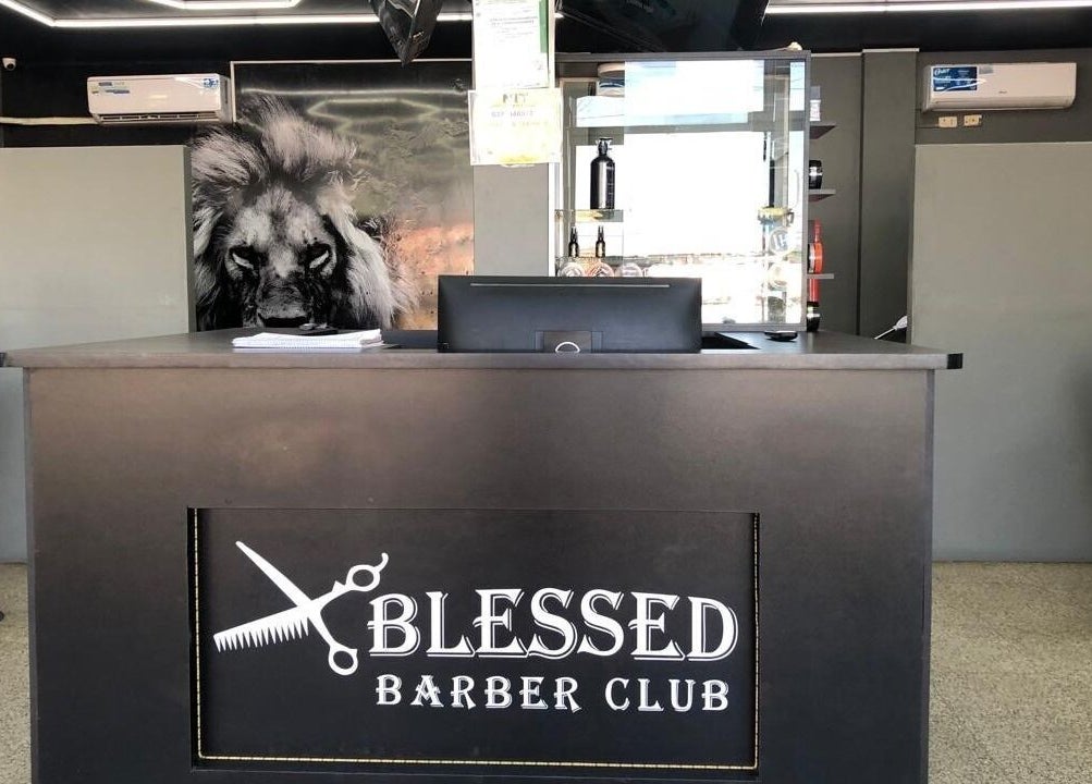 Recepción de Blessed Barber Club Santos Doumont en 7mo Anillo, Santa Cruz, con decoración moderna y elegante.