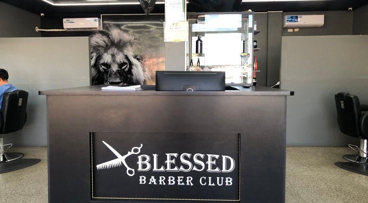 Recepción de Blessed Barber Club Santos Doumont en 7mo Anillo, Santa Cruz, con decoración moderna y elegante.