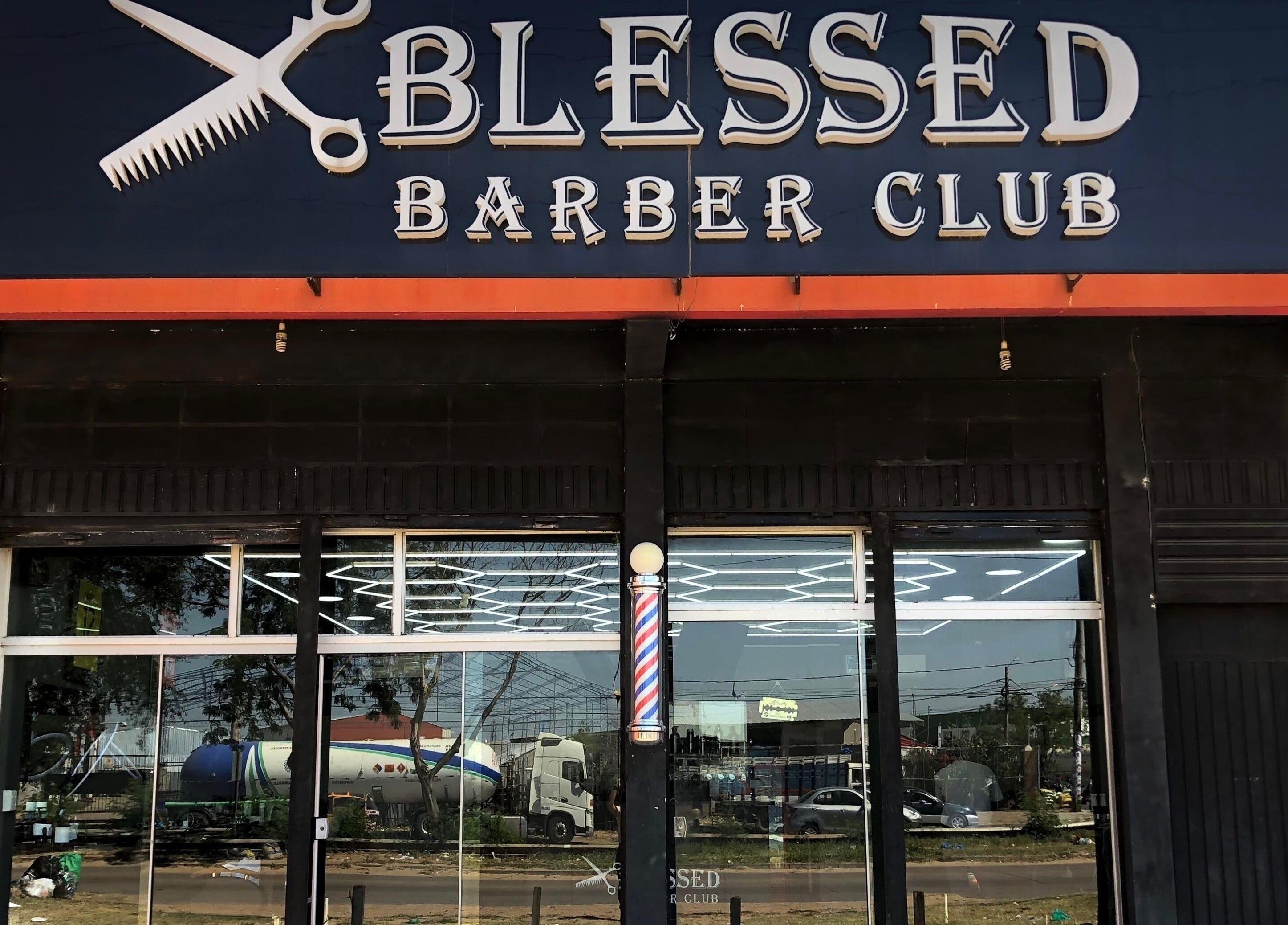 Fachada de Blessed Barber Club Santos Doumont en 7mo Anillo, Departamento De Santa Cruz, BO.