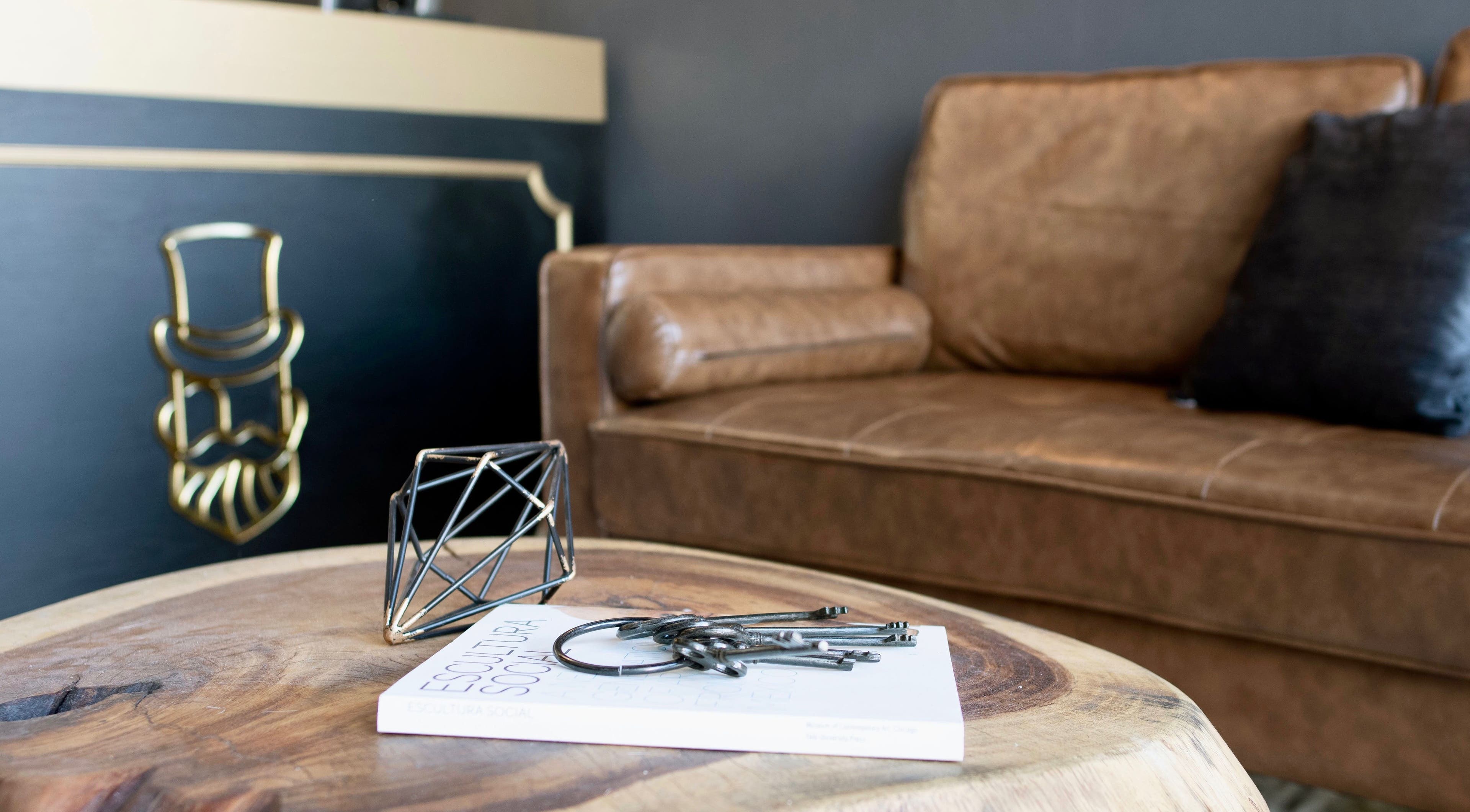 Espacio acogedor en The Beard Co. con sofá de cuero en Santiago De Querétaro, Querétaro, MX.