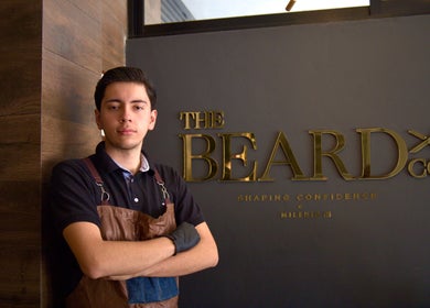 Barbero de The Beard Co. en Santiago De Querétaro, Querétaro, MX, destaca en un entorno elegante.