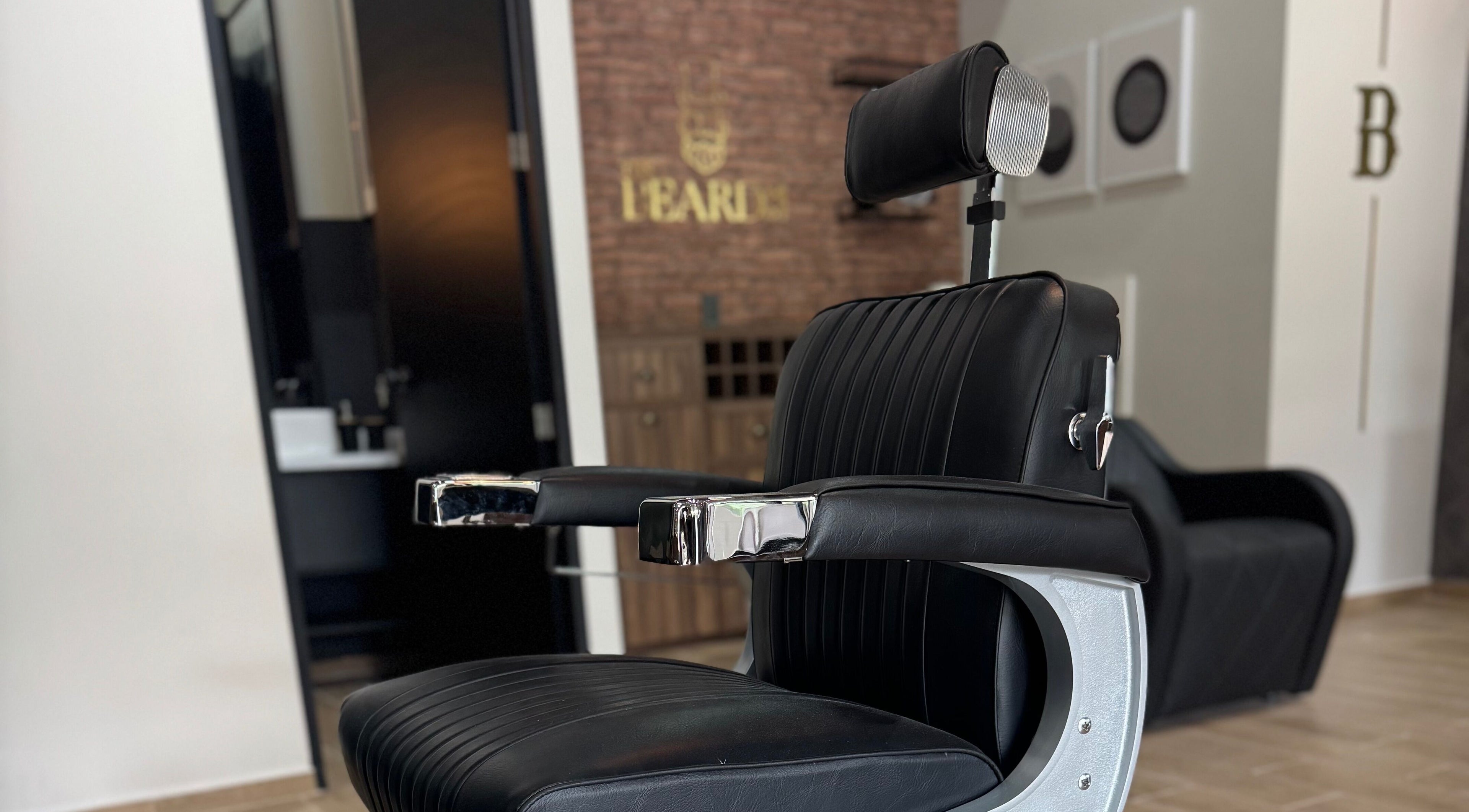 Silla de peluquería elegante en The Beard Co. El Condado, El Pueblito, Querétaro, MX.