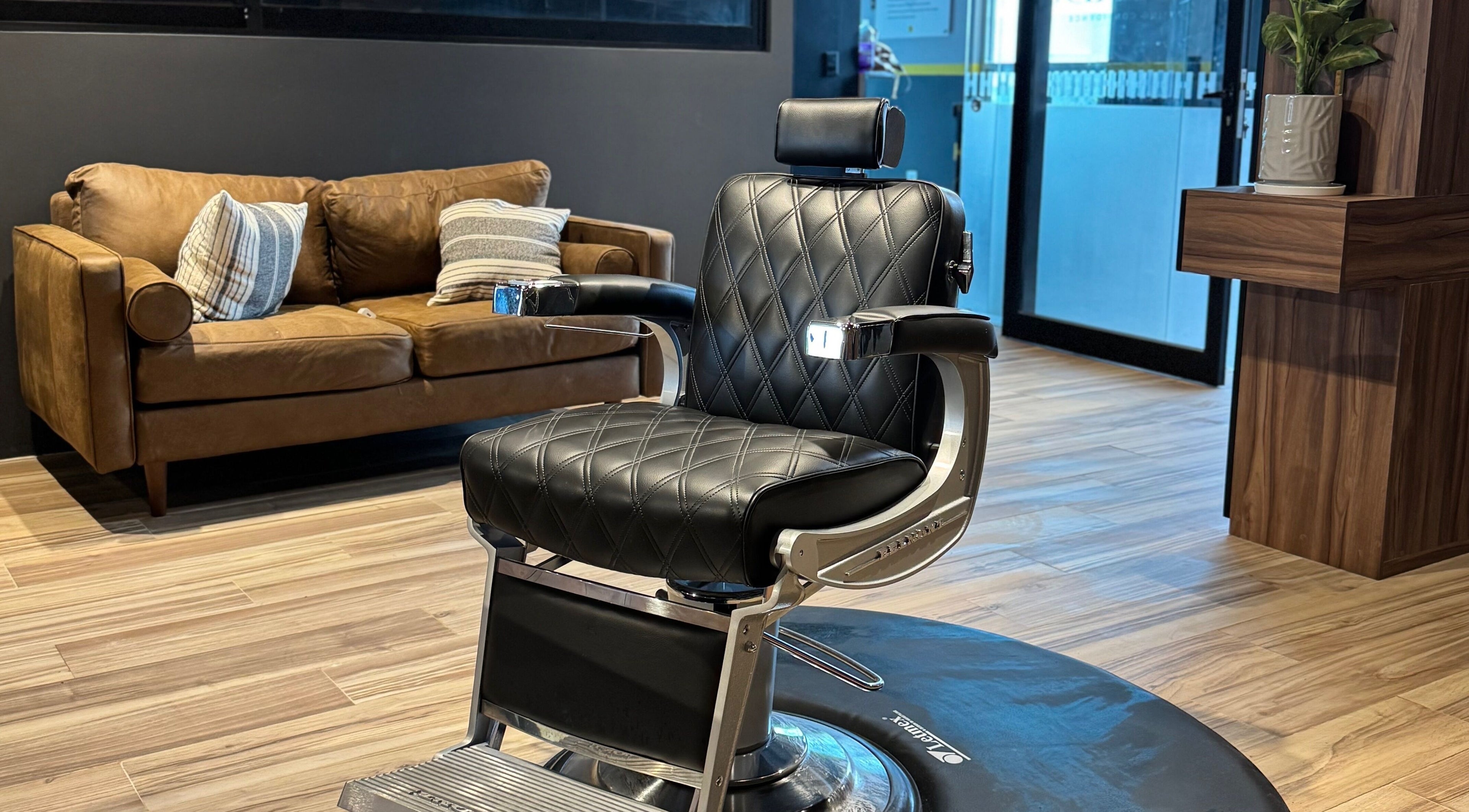 Silla de barbería y sofá en The Beard Co. Mirador, Santiago De Querétaro, Querétaro, MX.