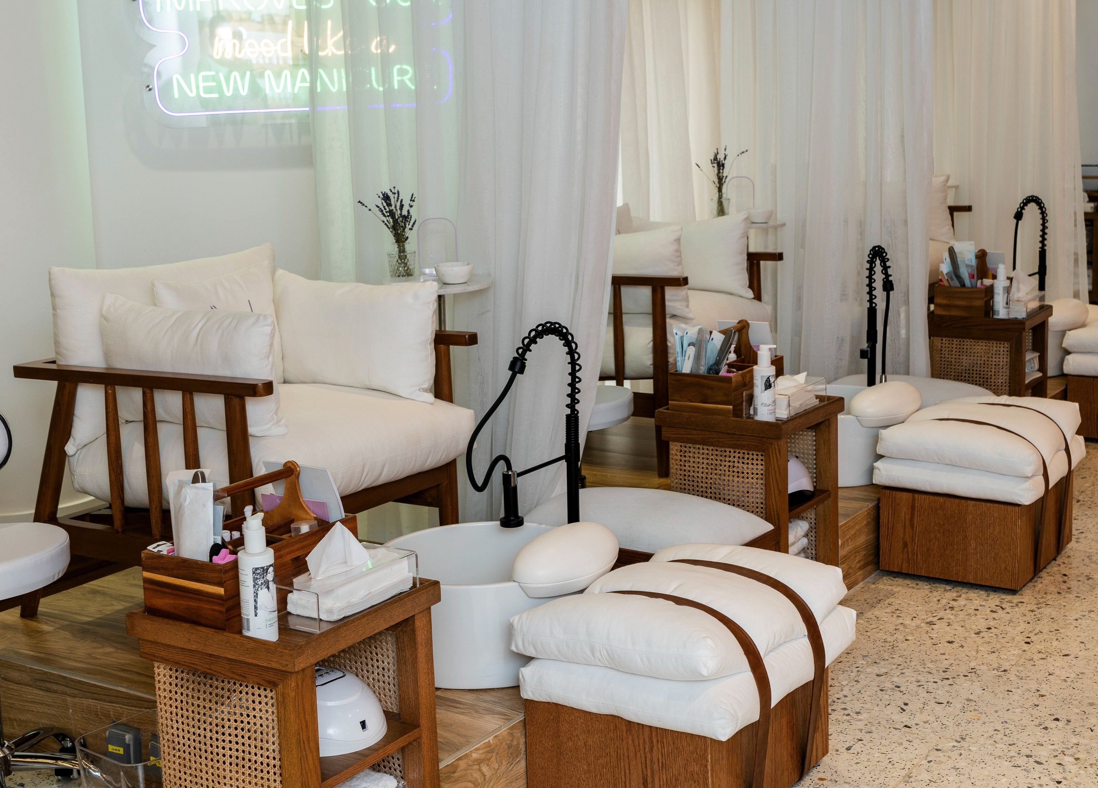 Luxurious pedicure stations at Noluci Spa in الرياض, SA, offering relaxation and comfort.