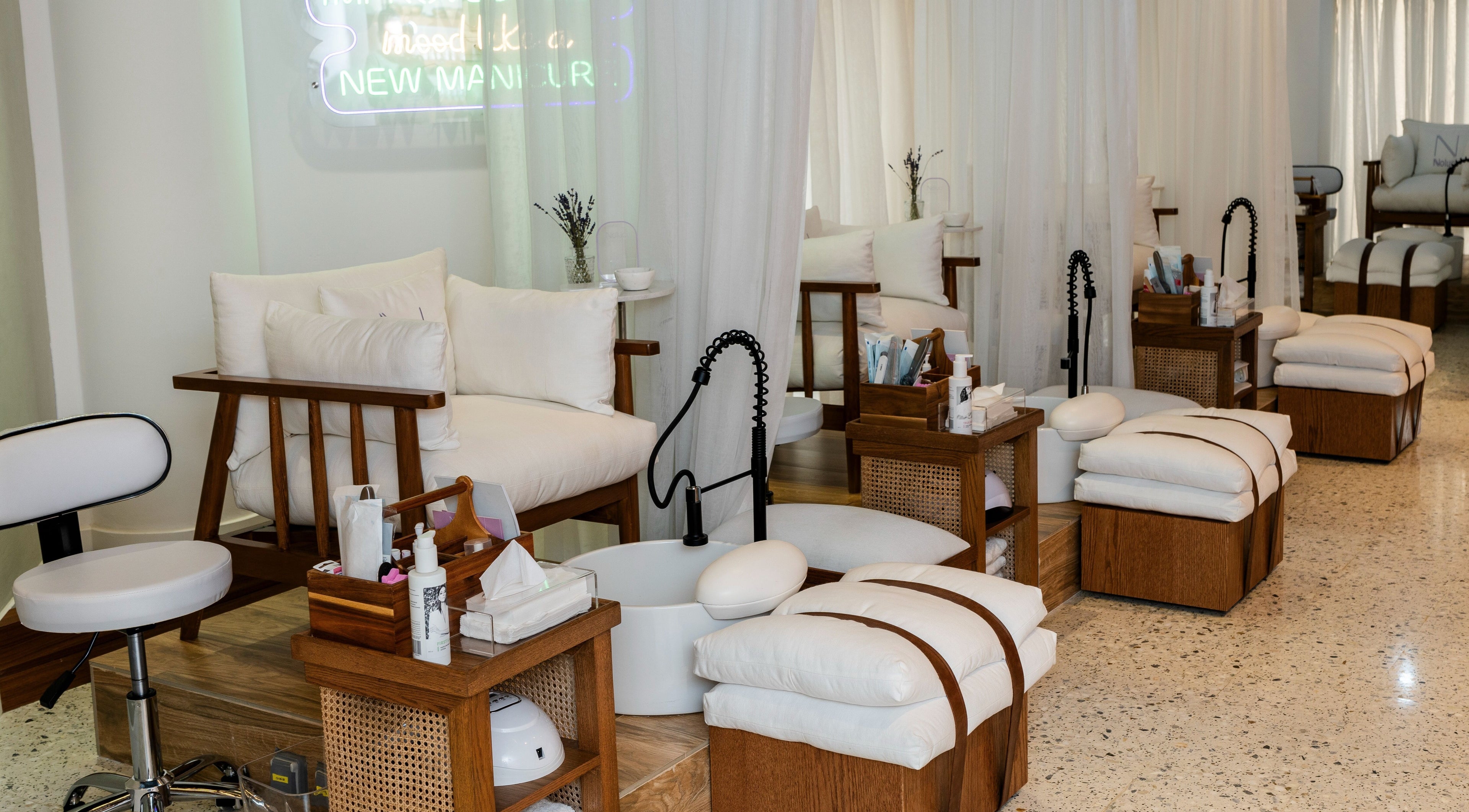 Luxurious pedicure stations at Noluci Spa in الرياض, SA, offering relaxation and comfort.