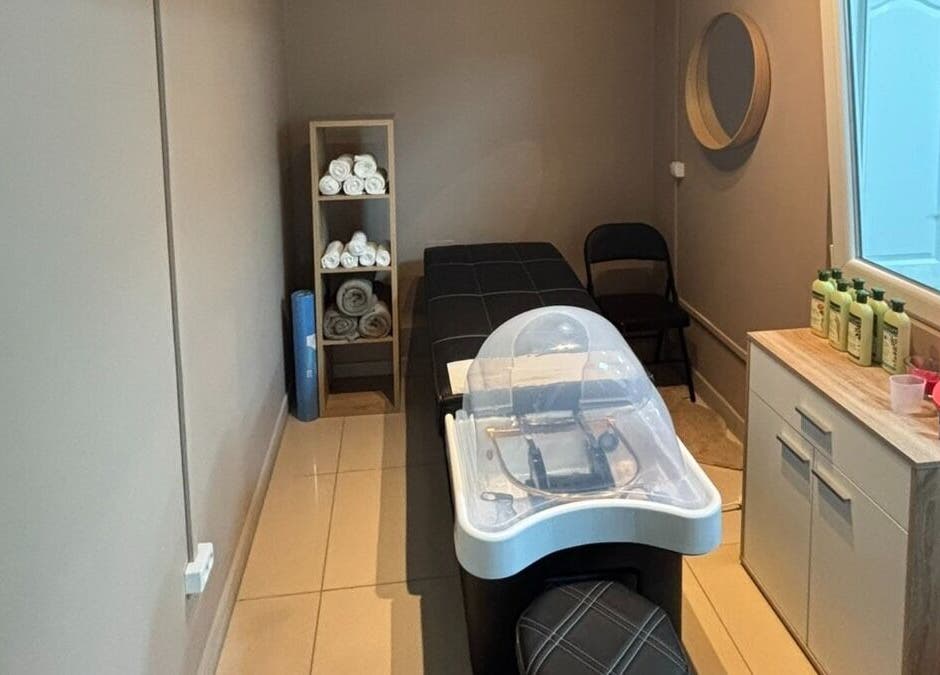 Masszázsszoba a Job Training & Service Kft-nél, Budapest, Magyar, HU, kényelmes kezelőággyal.