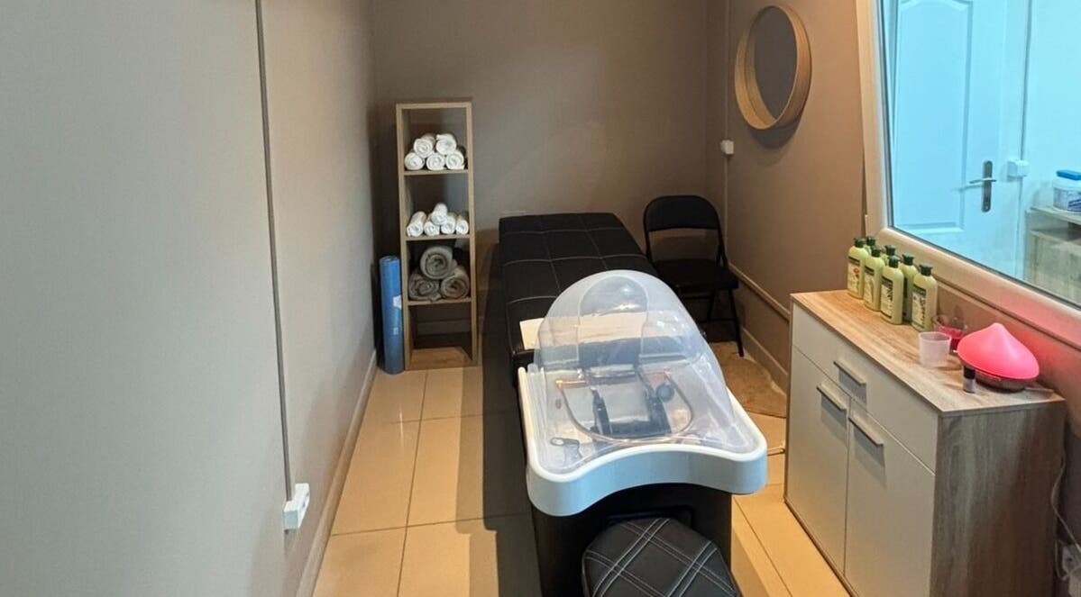 Masszázsszoba a Job Training & Service Kft-nél, Budapest, Magyar, HU, kényelmes kezelőággyal.