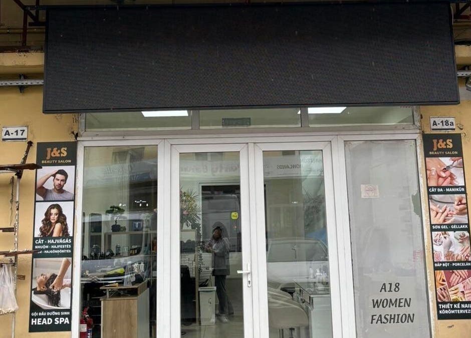 Job Training & Service Kft bejárata Budapesten, Magyarországon. Stílusos szépségszalon homlokzata.