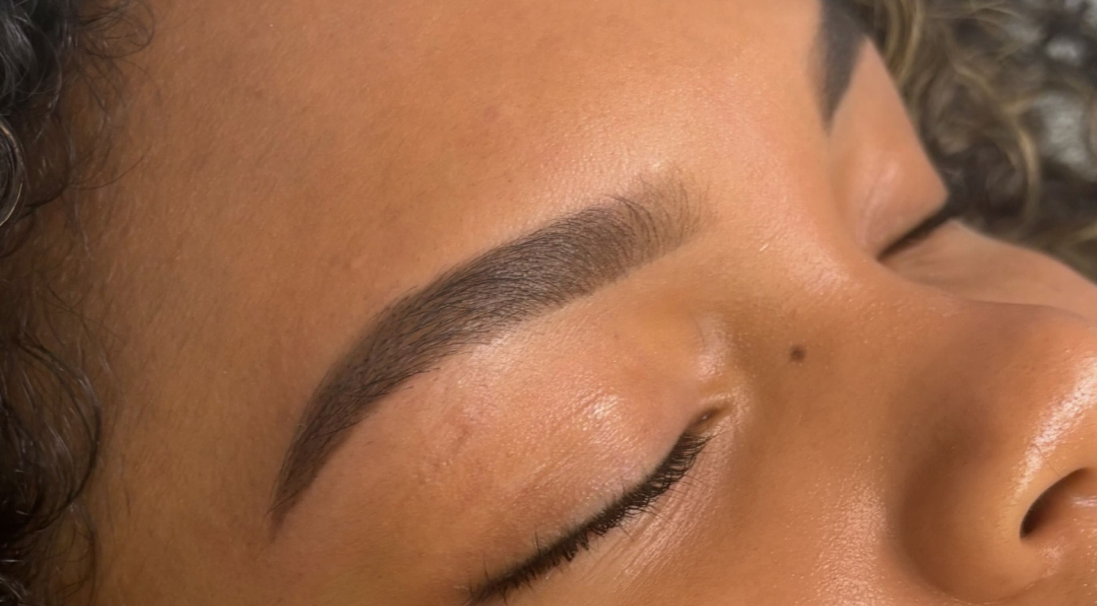 Close-up van perfect gestylede wenkbrauwen bij Brow Glow House, Almere, Flevoland, NL.