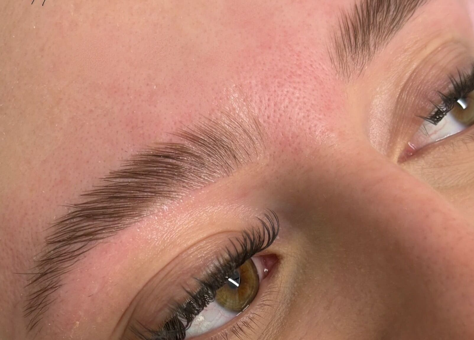 Perfecte wenkbrauwen en wimpers gestyled bij Brow Glow House, Almere, Flevoland, NL.