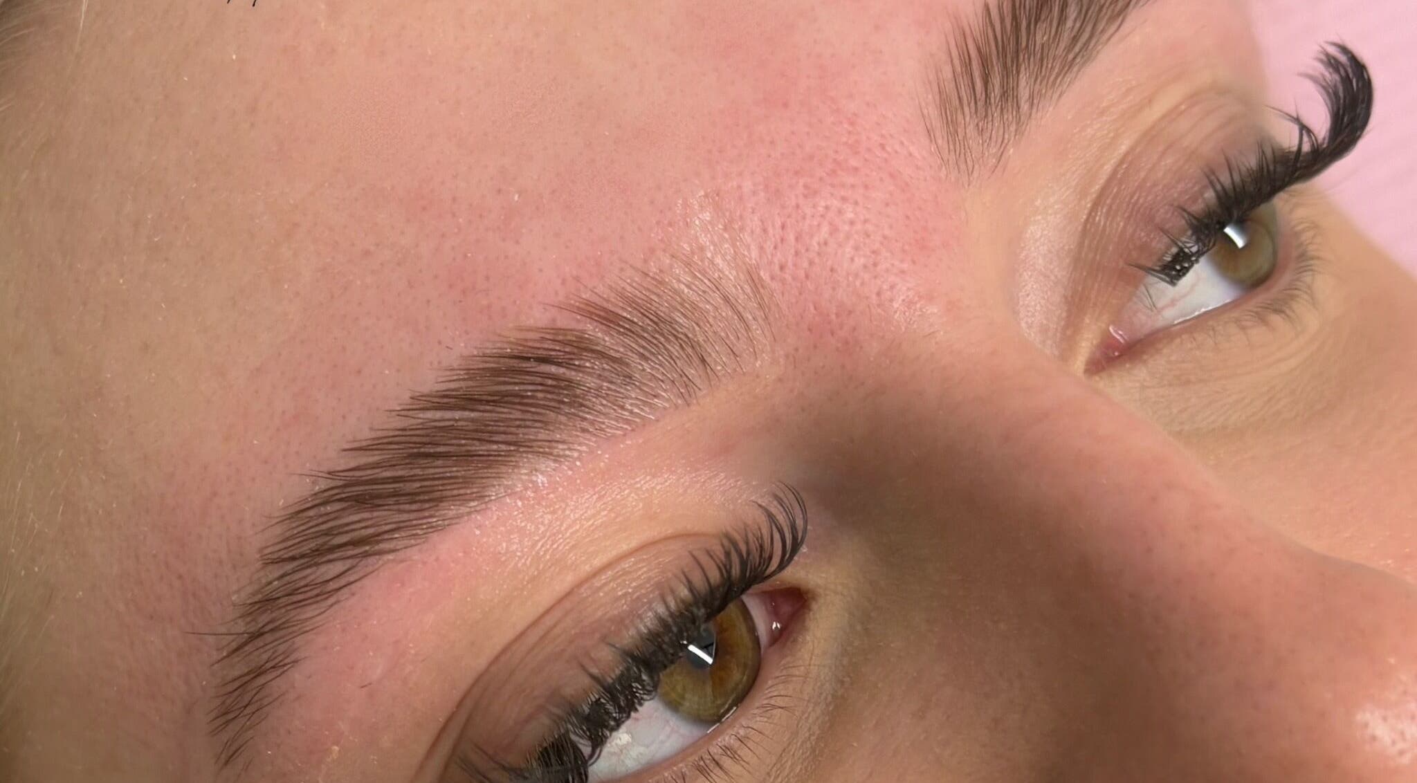 Perfecte wenkbrauwen en wimpers gestyled bij Brow Glow House, Almere, Flevoland, NL.