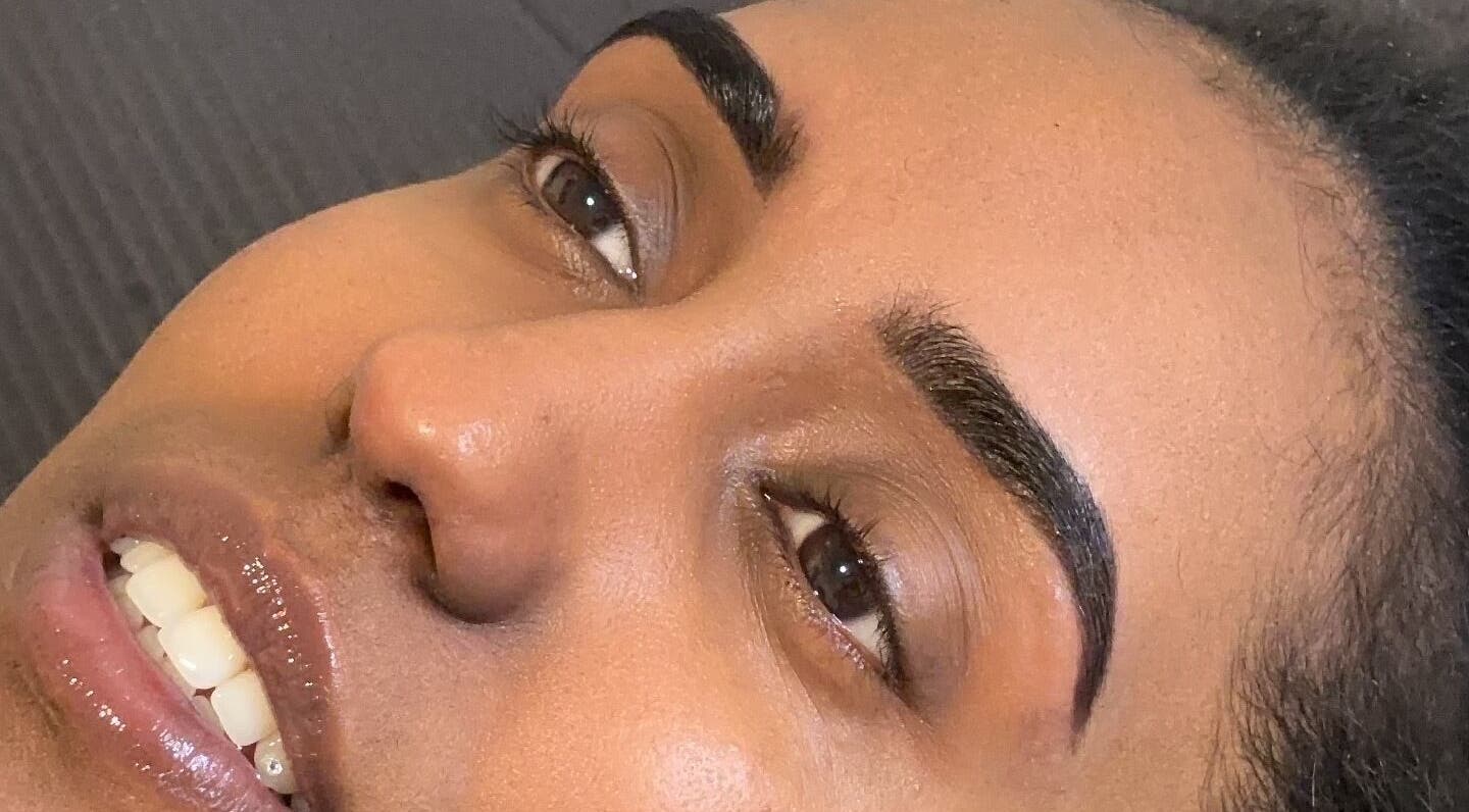 Perfect gevormde wenkbrauwen bij Brow Glow House, Almere, Flevoland, NL voor een stralende look.