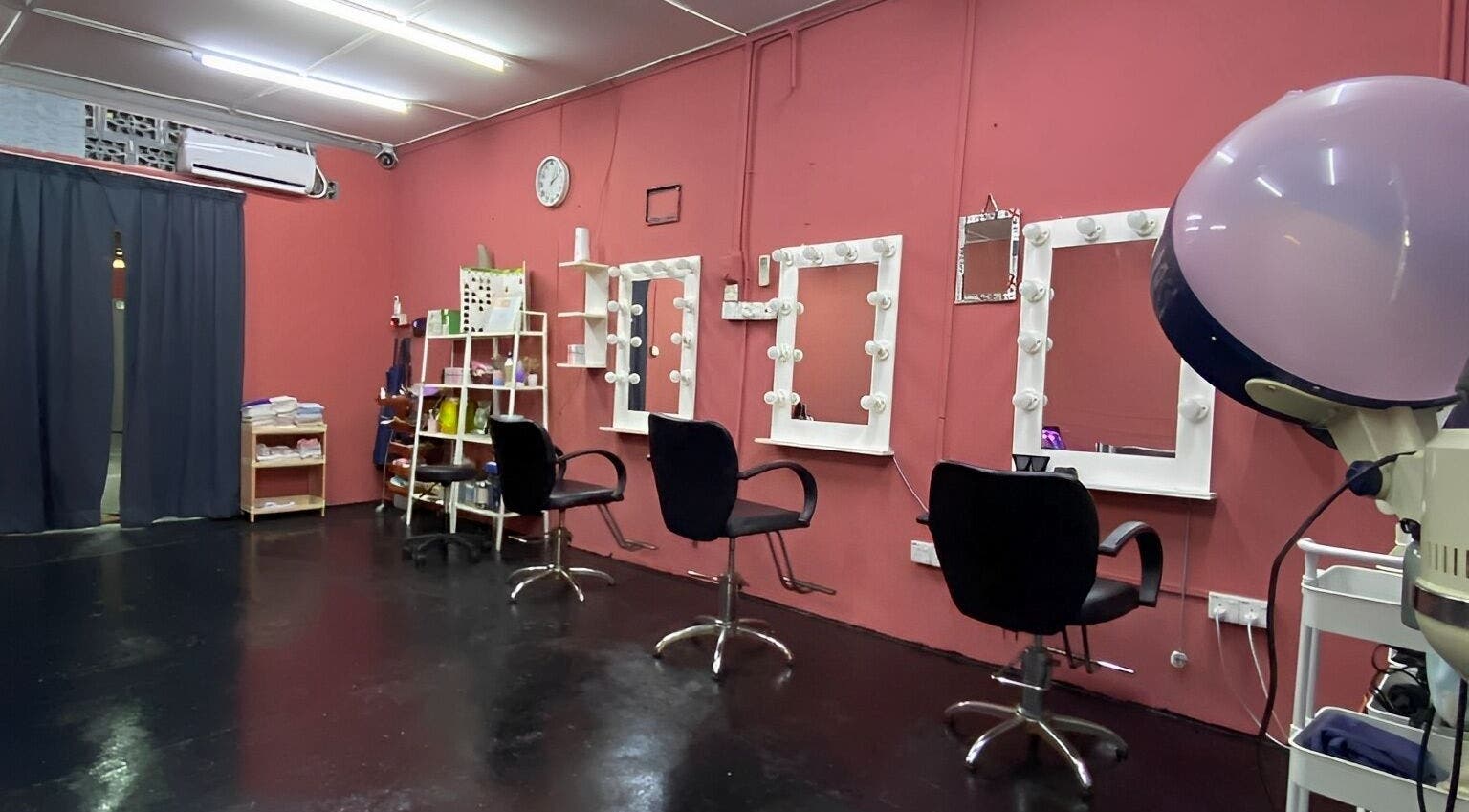 Modern styling chairs and mirrors at NJ Beauty Salon & Spa Muslimah, Pengkalan Chepa, Kelantan, MY.