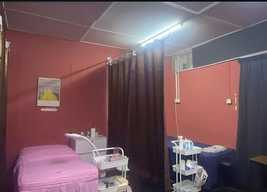 Cozy treatment room at NJ Beauty Salon & Spa Muslimah, Pengkalan Chepa, Kelantan, MY, with pink and brown decor.