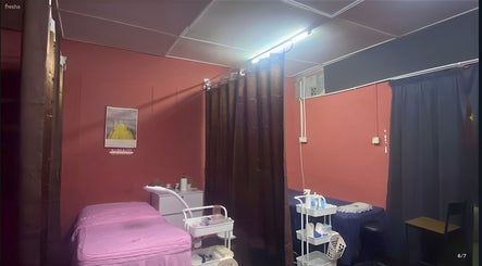 Cozy treatment room at NJ Beauty Salon & Spa Muslimah, Pengkalan Chepa, Kelantan, MY, with pink and brown decor.