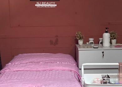 Serene treatment room at NJ Beauty Salon & Spa Muslimah, Pengkalan Chepa, Kelantan, MY with pink decor.