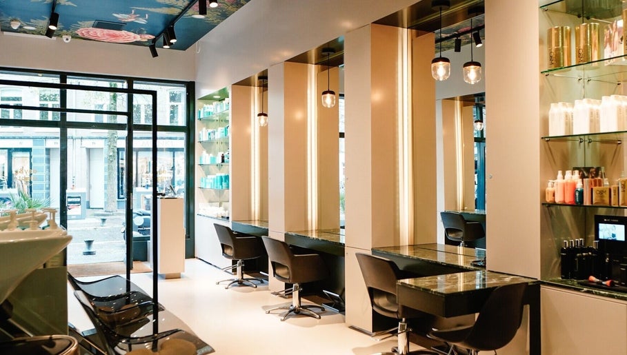 Interieur van Bibi's Salon Amsterdam, met moderne stoelen en producten, gelegen in Amsterdam, Noord-Holland, NL.