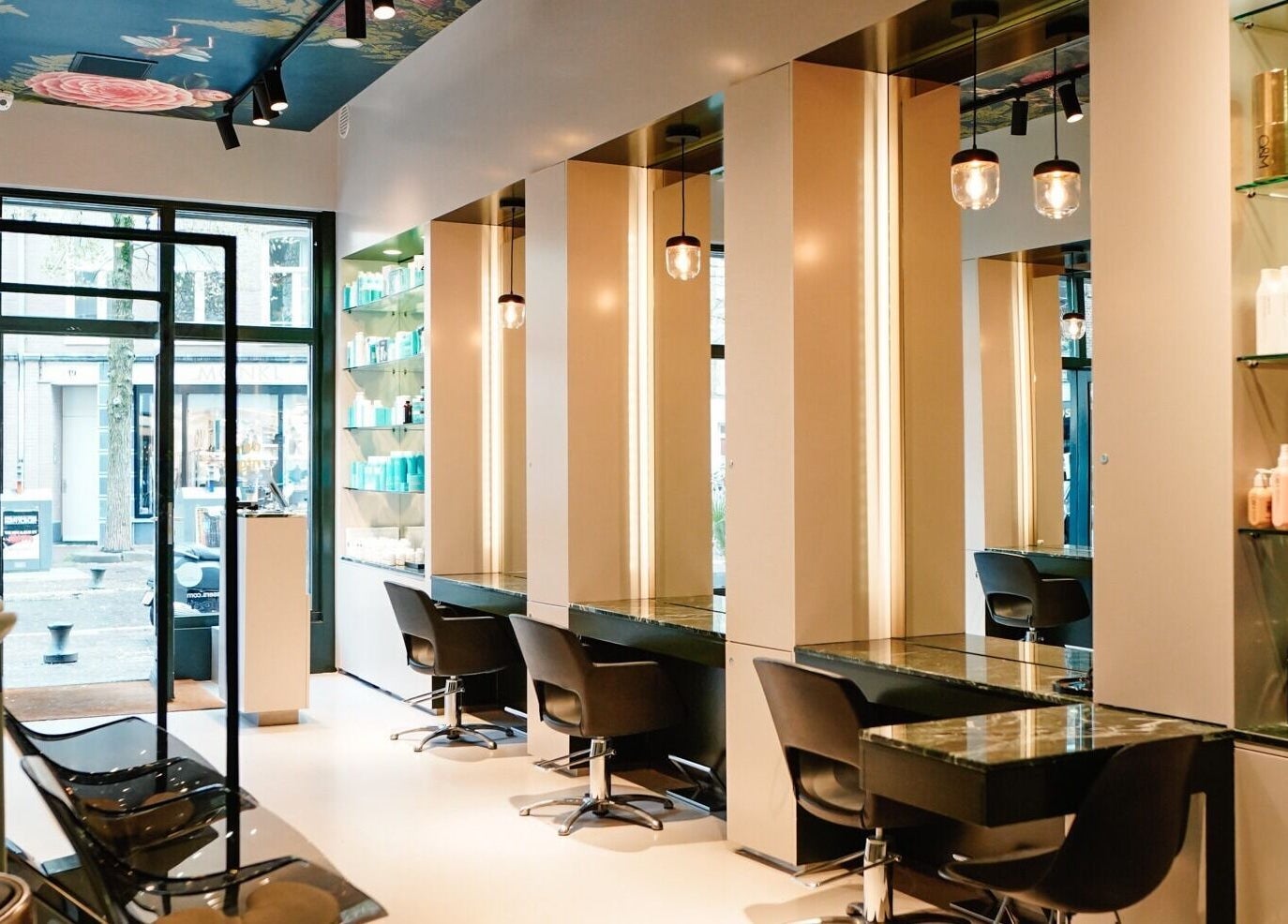 Interieur van Bibi's Salon Amsterdam, met moderne stoelen en producten, gelegen in Amsterdam, Noord-Holland, NL.