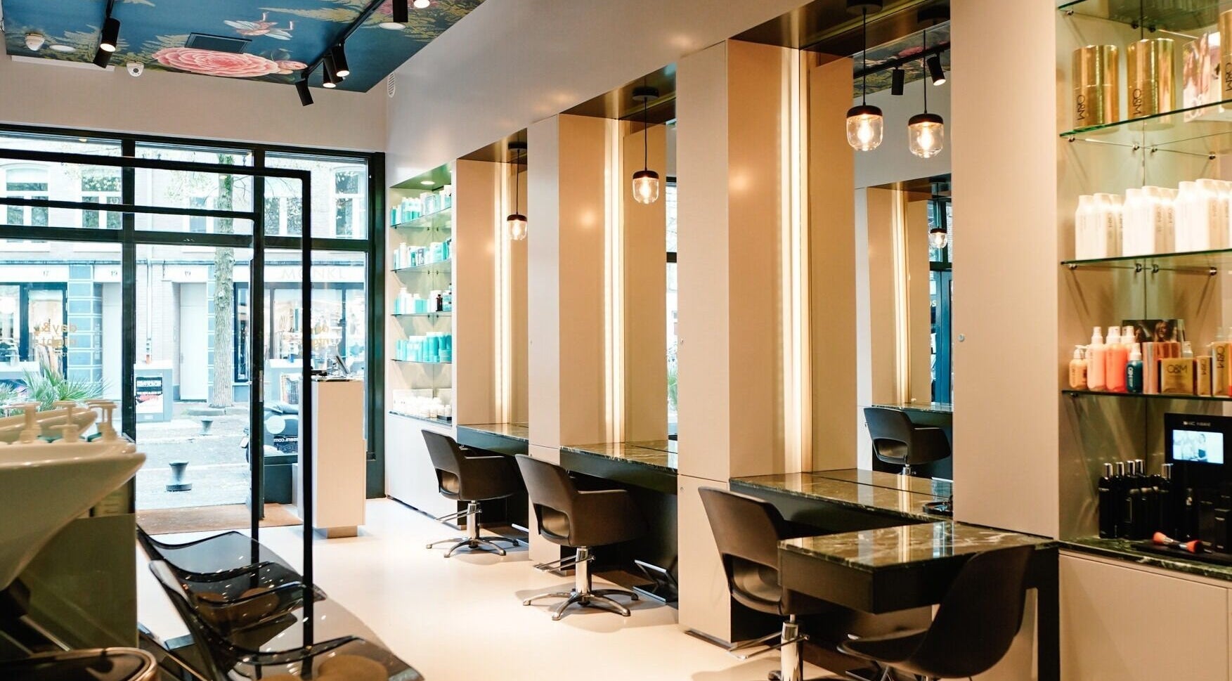 Interieur van Bibi's Salon Amsterdam, met moderne stoelen en producten, gelegen in Amsterdam, Noord-Holland, NL.