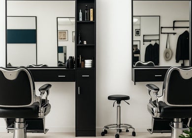 Moderne kappersstoelen bij Bibi's Salon Amsterdam, gelegen in Amsterdam, Noord-Holland, NL.