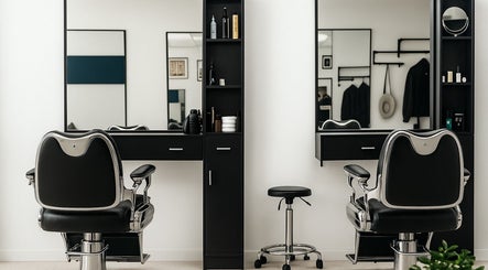 Moderne kappersstoelen bij Bibi's Salon Amsterdam, gelegen in Amsterdam, Noord-Holland, NL.
