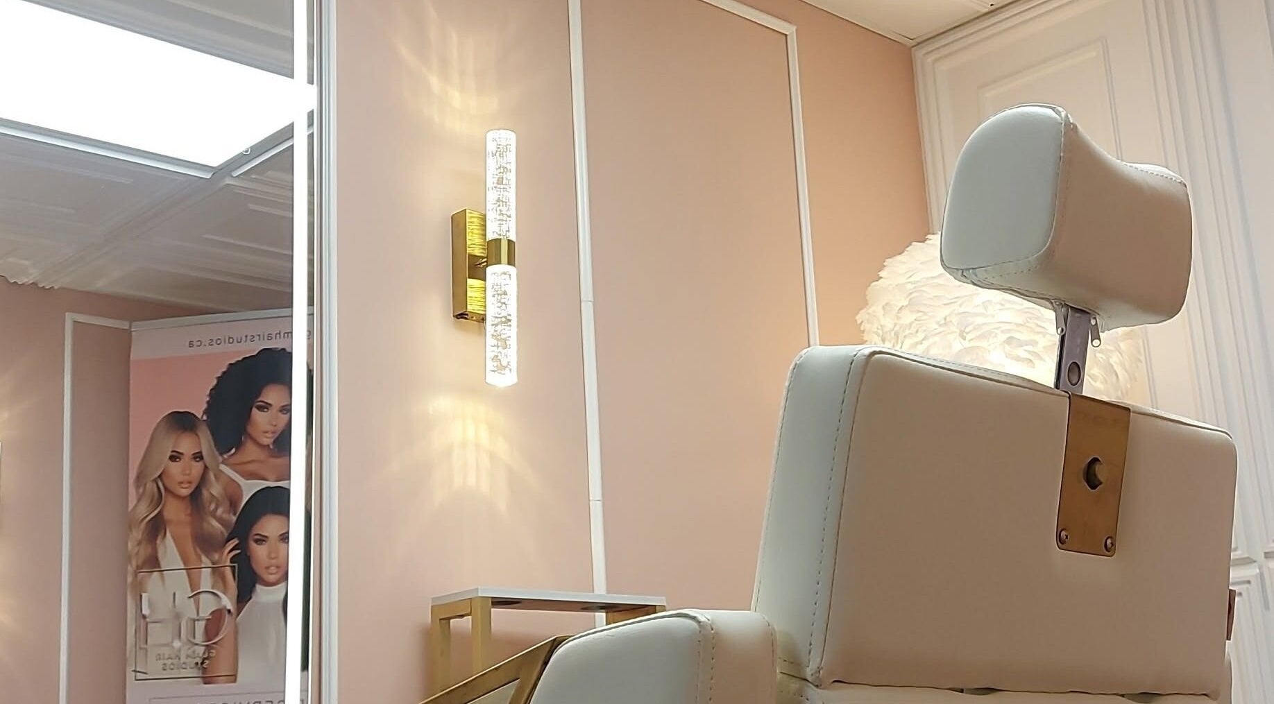 Modern salon chair in Glam Hair Studios, Gatineau, Québec, CA, with stylish decor and glowing wall light.