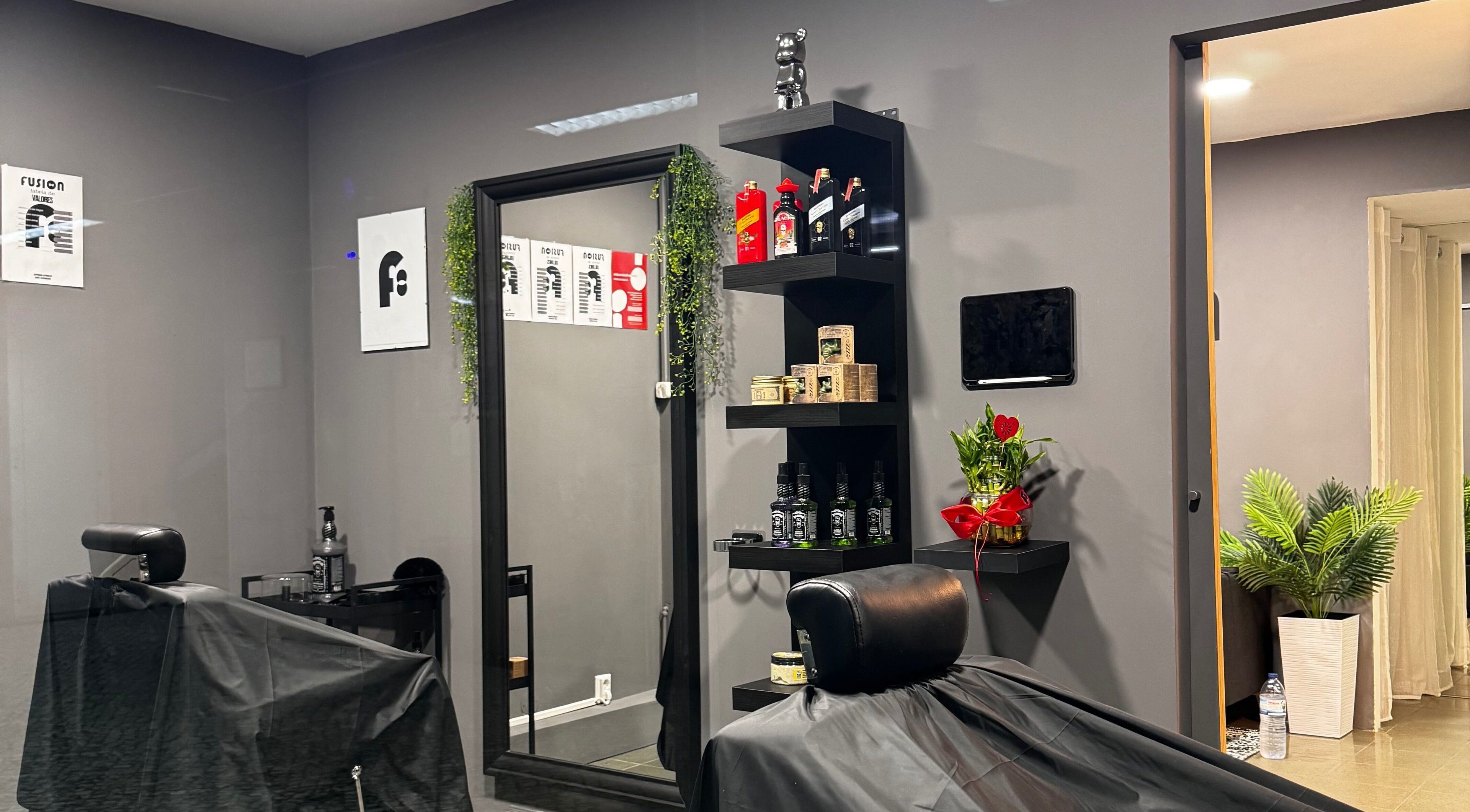 Interior moderno de Fusion | Barbearia e salão de cabeleireira, Coimbra, Coimbra, PT, com estantes e decoração.