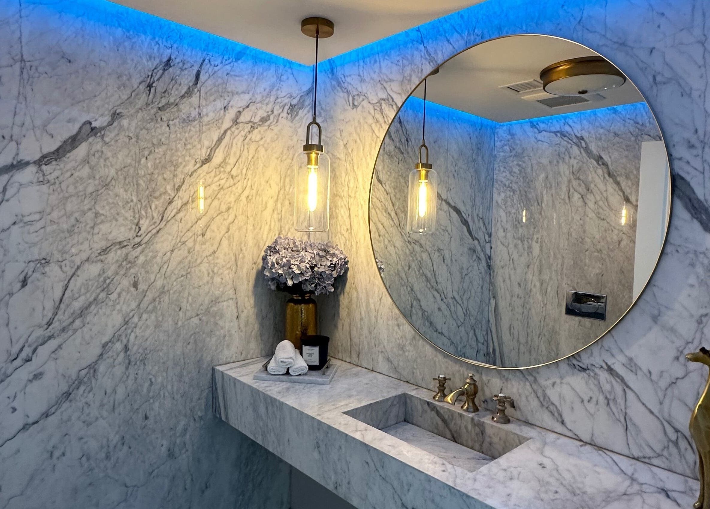 Baño contemporáneo en VICA STUDIO con mármol y luz azul en Chihuahua, Chihuahua, MX.