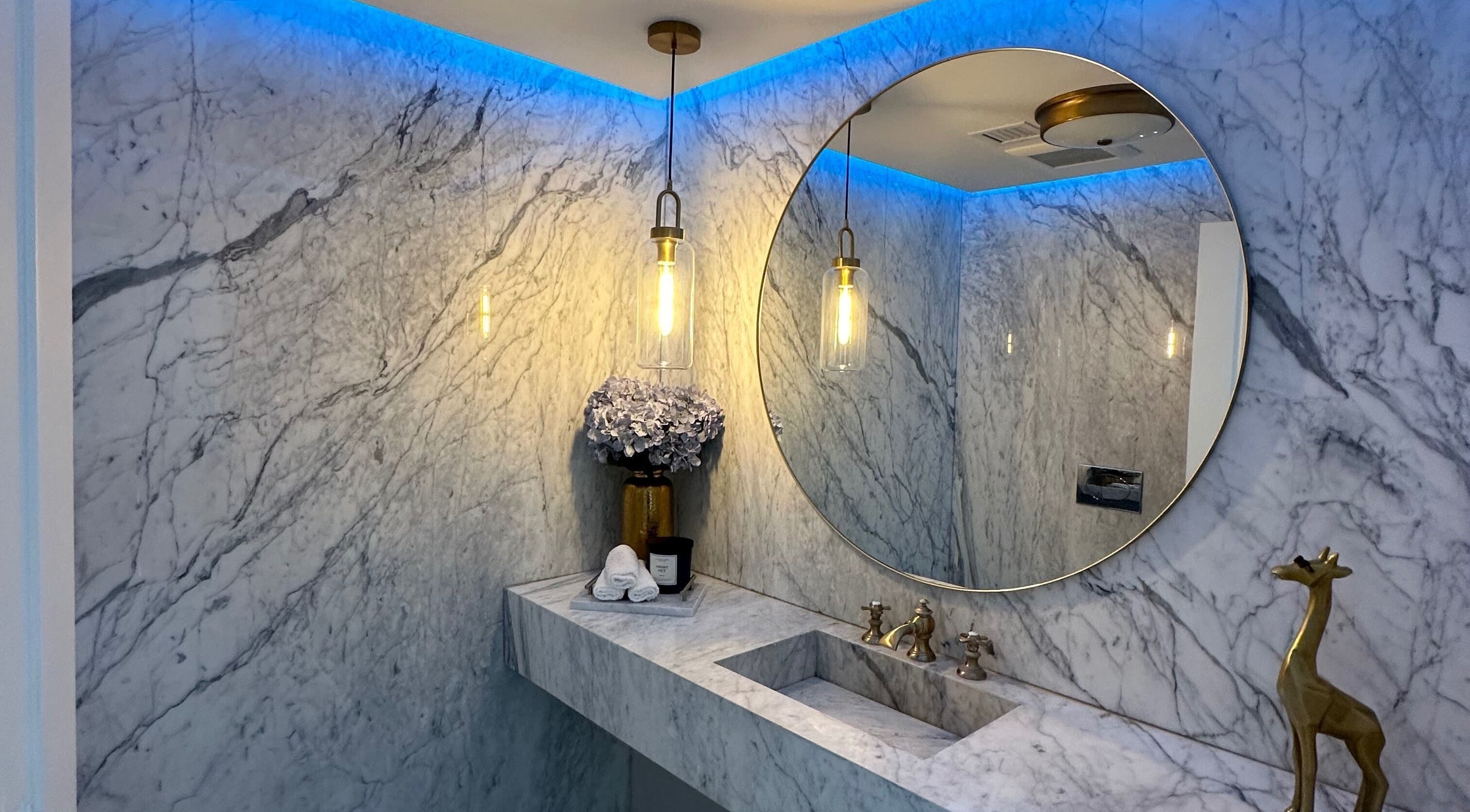 Baño contemporáneo en VICA STUDIO con mármol y luz azul en Chihuahua, Chihuahua, MX.