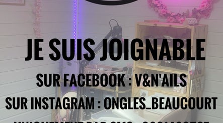 Intérieur chaleureux du studio V&N’ails à Beaucourt, Bourgogne-franche-comté, FR avec décoration florale.