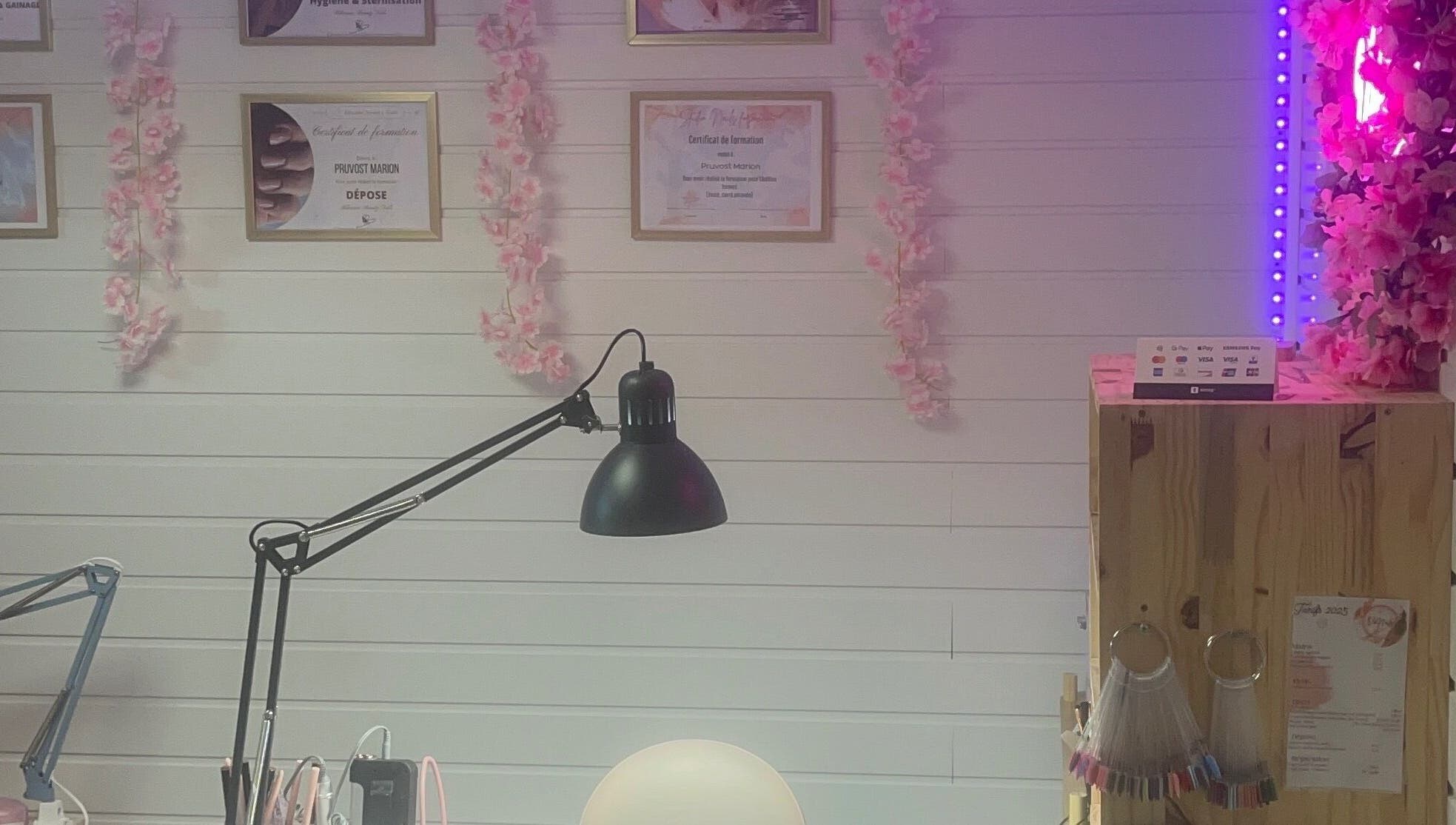 Intérieur élégant de V&N’ails à Beaucourt, Bourgogne-franche-comté, FR, éclairage rose et décorations.