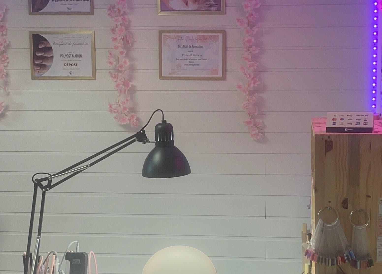 Intérieur élégant de V&N’ails à Beaucourt, Bourgogne-franche-comté, FR, éclairage rose et décorations.