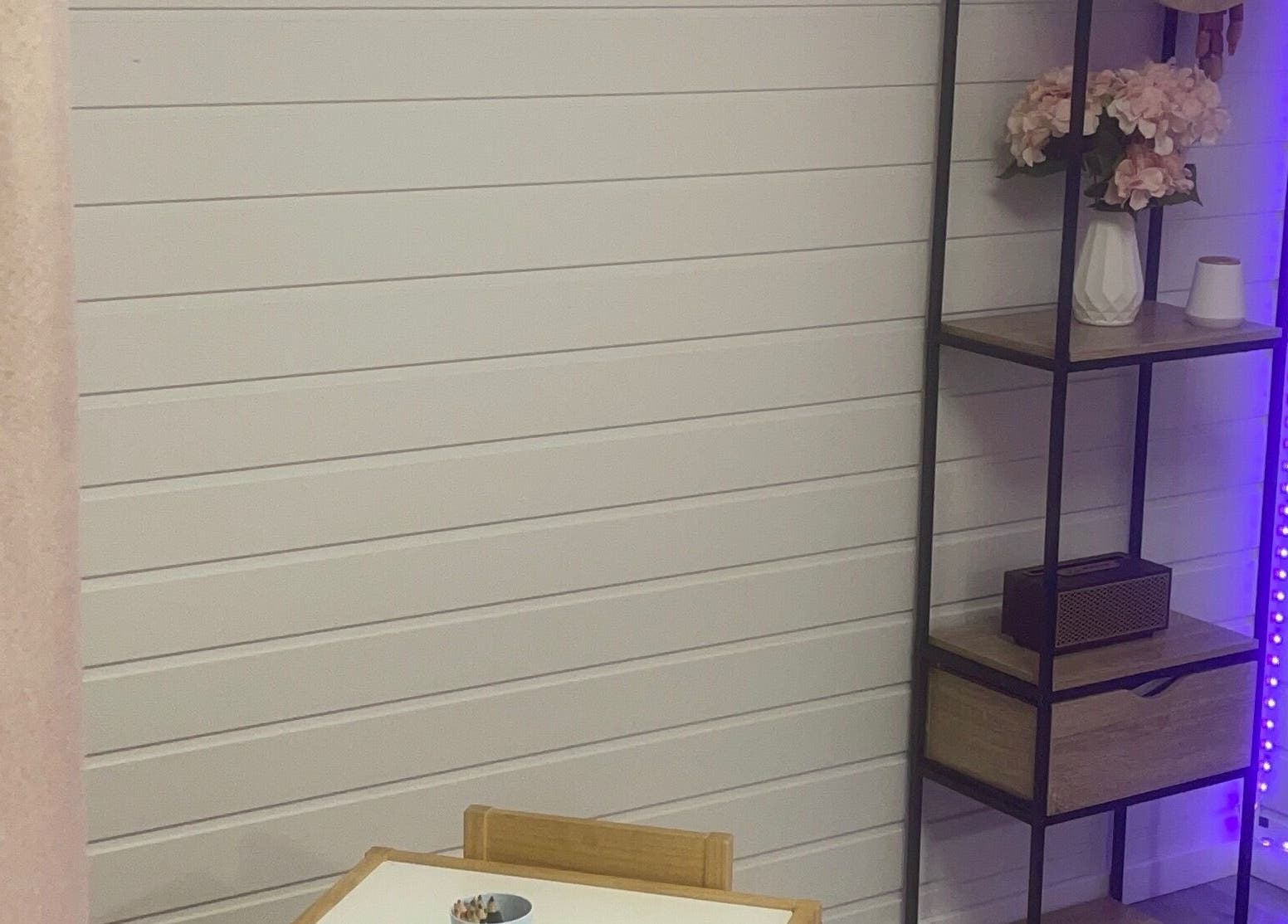 Coin élégant et moderne de V&N’ails à Beaucourt, Bourgogne-franche-comté, FR, avec étagère florale.