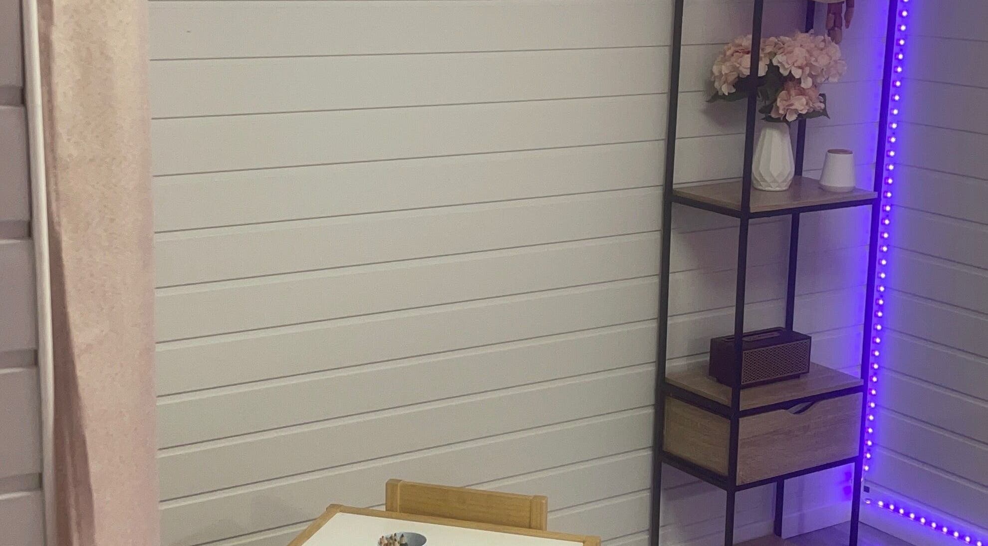 Coin élégant et moderne de V&N’ails à Beaucourt, Bourgogne-franche-comté, FR, avec étagère florale.