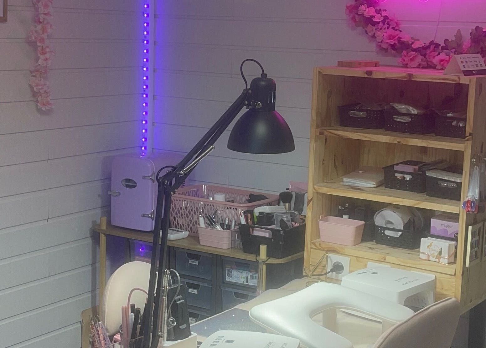 Zone de travail élégante de V&N’ails à Beaucourt, Bourgogne-franche-comté, FR avec éclairage LED et rangements.