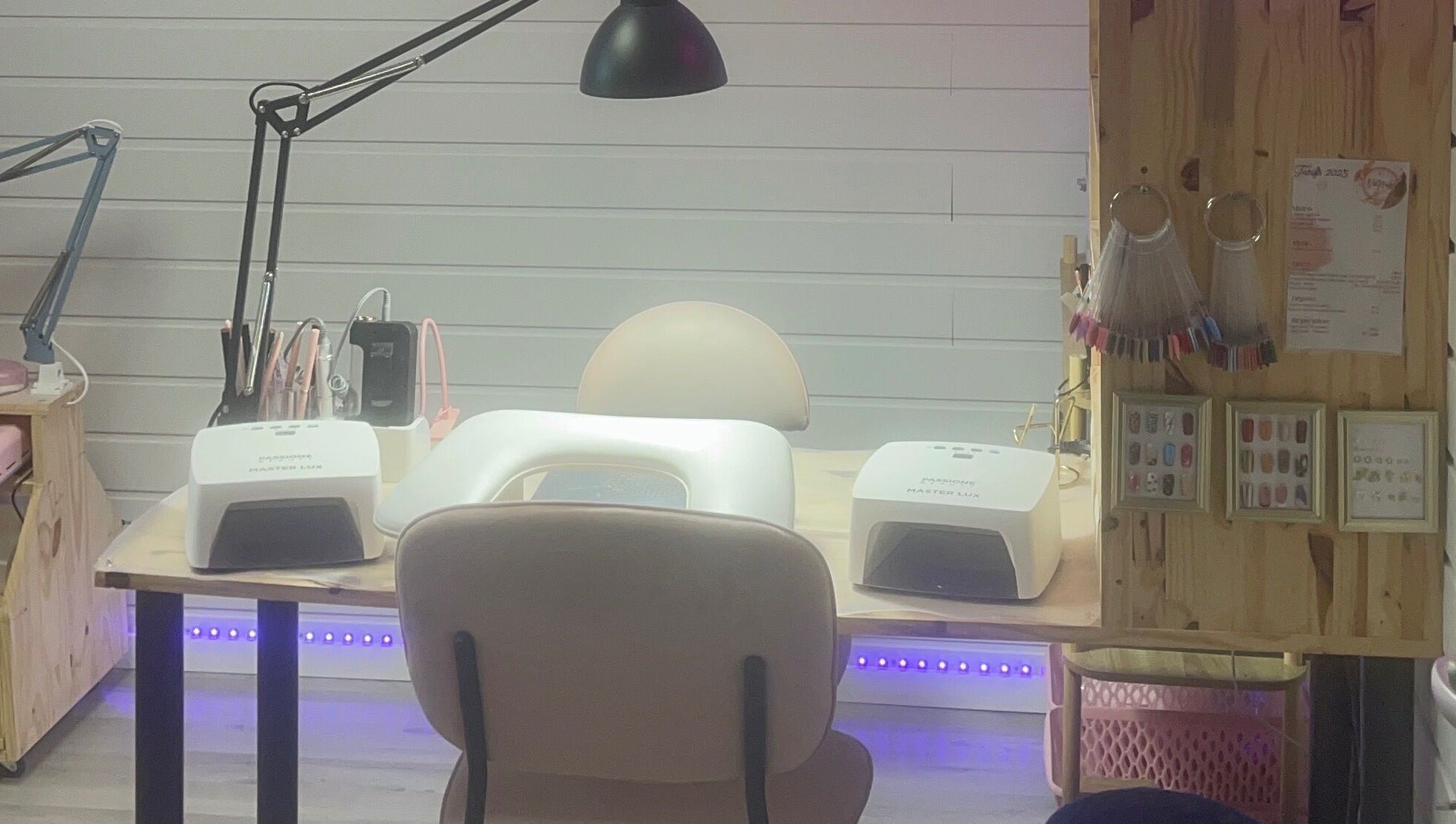 Table de manucure élégante chez V&N’ails, Beaucourt, Bourgogne-franche-comté, FR.