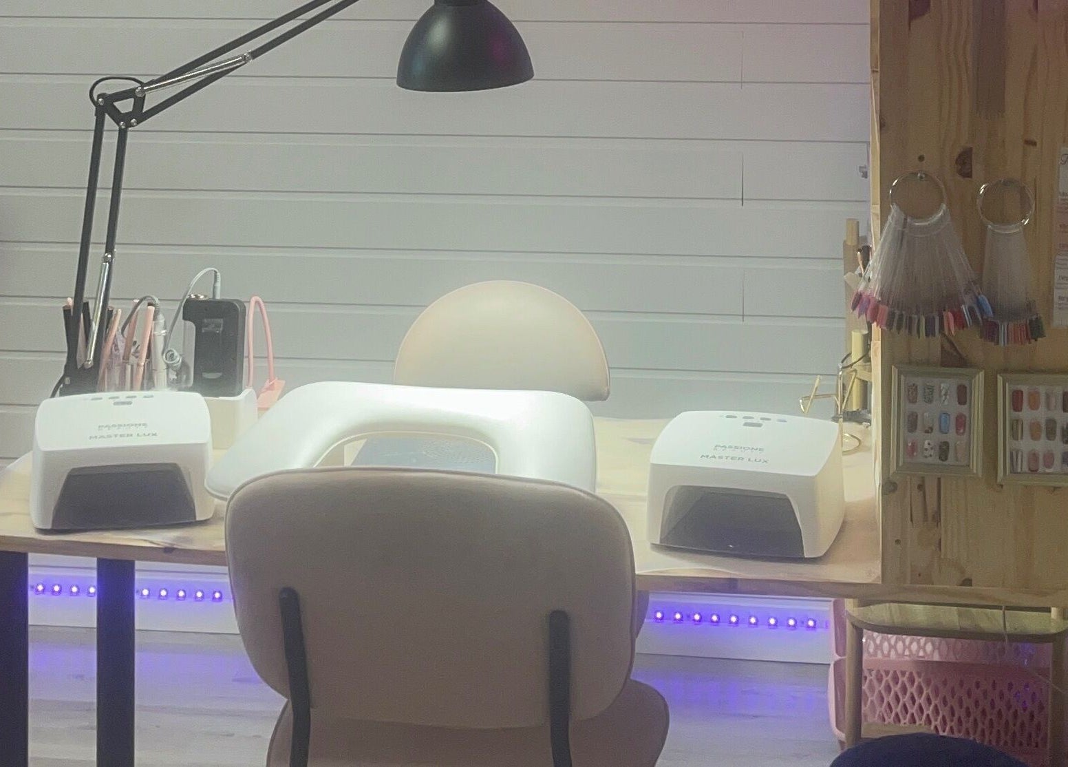 Table de manucure élégante chez V&N’ails, Beaucourt, Bourgogne-franche-comté, FR.