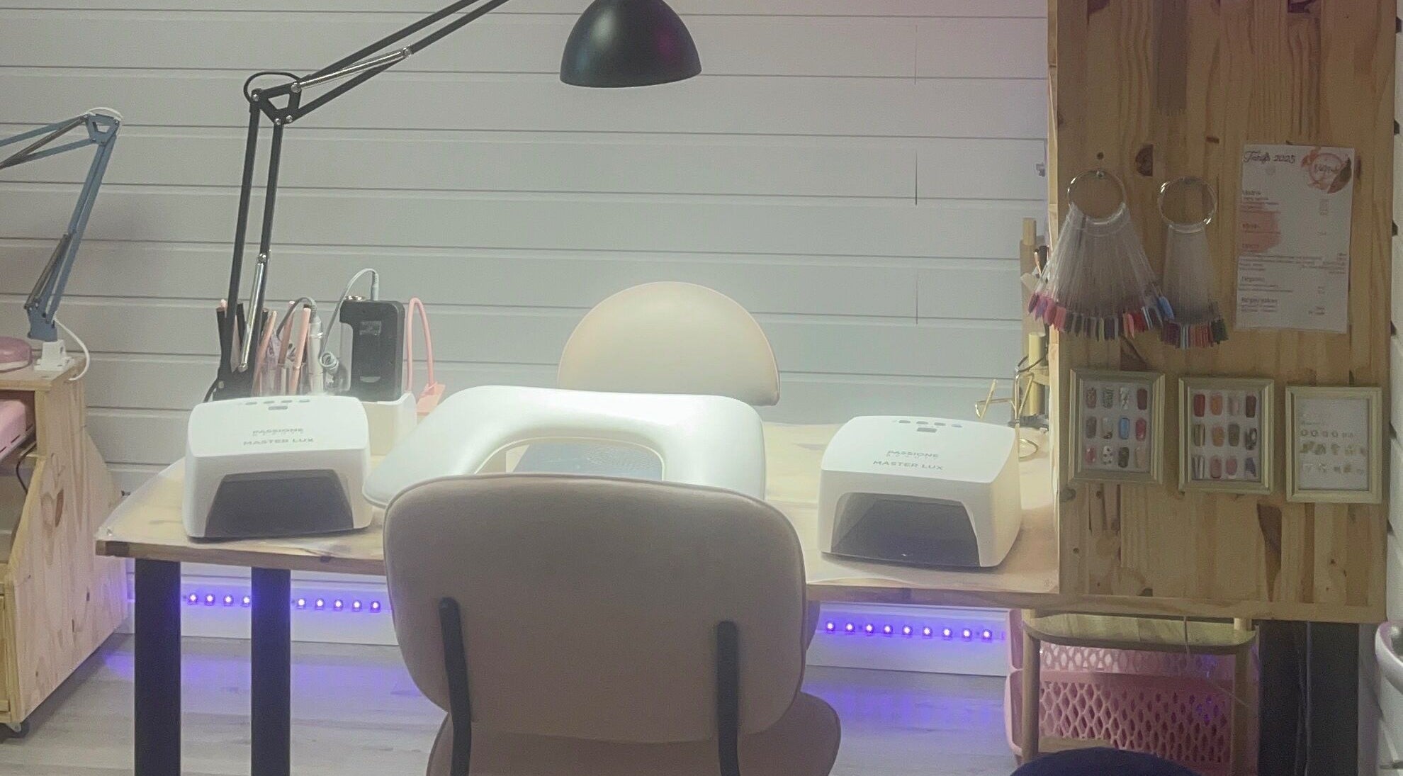 Table de manucure élégante chez V&N’ails, Beaucourt, Bourgogne-franche-comté, FR.