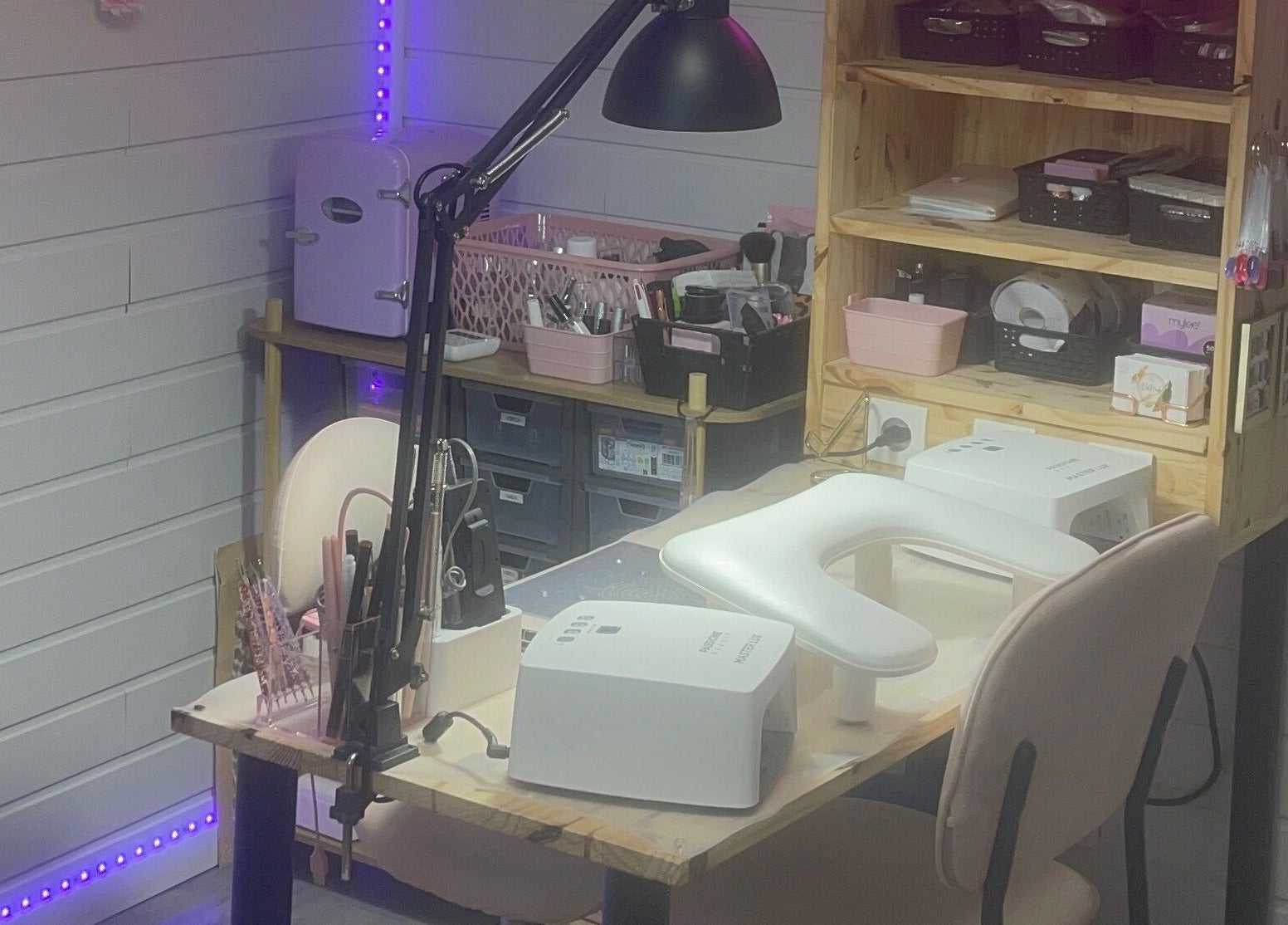 Espace manucure chez V&N’ails à Beaucourt, Bourgogne-franche-comté, FR, équipé d'outils et de LED.